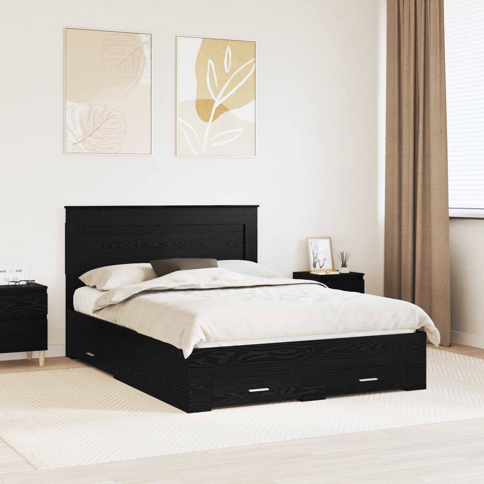 Ein modernes Schlafzimmer mit einem schwarzen Holzbett, ausgestattet mit weißer Bettwäsche und Kissen, flankiert von passenden Nachttischen mit dekorativen Gegenständen. Neutrale Wandkunst und Vorhänge komplettieren das Erscheinungsbild.