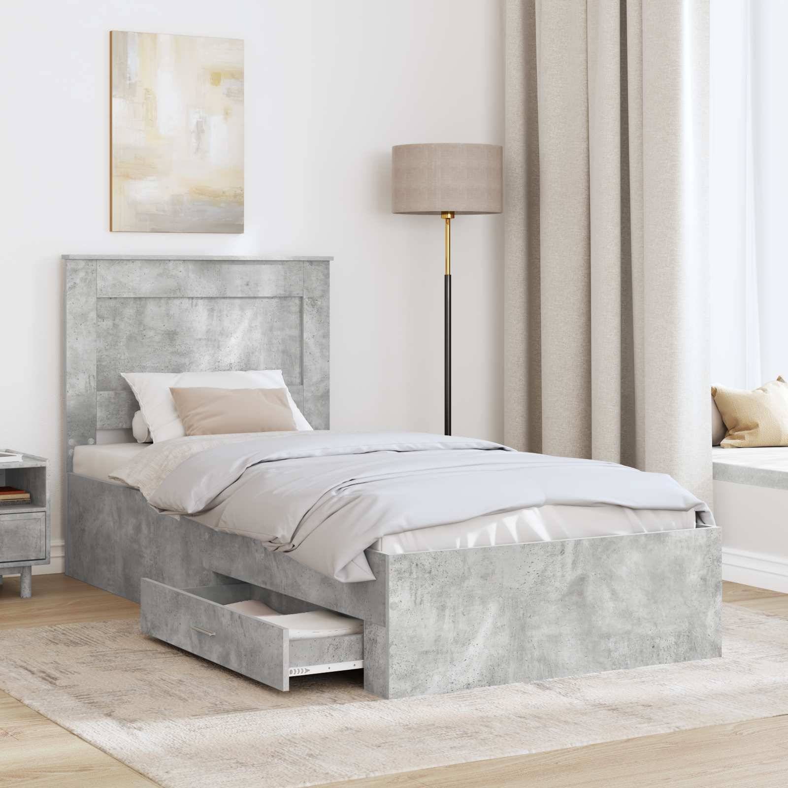 Ein modernes Schlafzimmer zeigt ein Bett mit grauer Betonstruktur und einer Schublade, weiße Bettwäsche, einen beigen Teppich, eine Stehlampe und ein Leinwandkunstwerk.