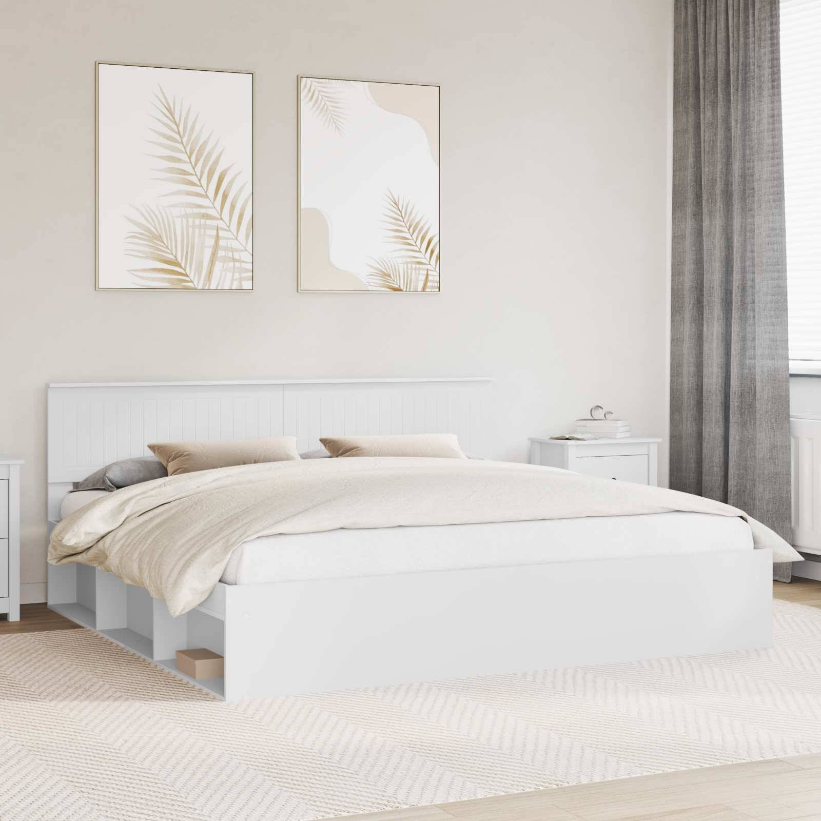 Ein modernes Schlafzimmer mit einem weißen Bett, hellbeige Bettwäsche, zwei dekorative Blattkunstwerke an der Wand und einem transparenten grauen Vorhang auf der rechten Seite.