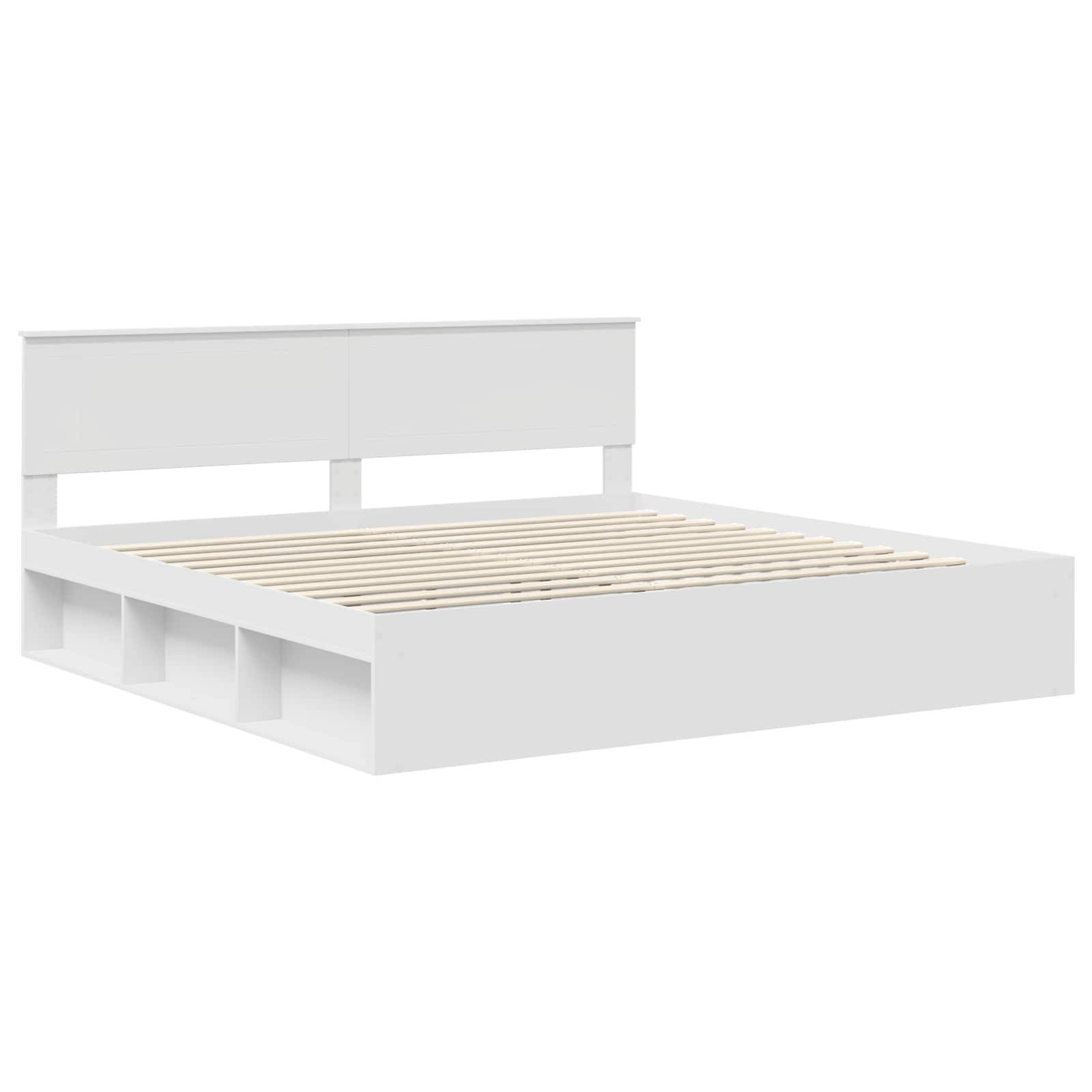 Ein weißes Plattformbett mit einem Kopfteil und offenen Stauraumfächern darunter, die Holzlatten zur Matratzenunterstützung zeigen.