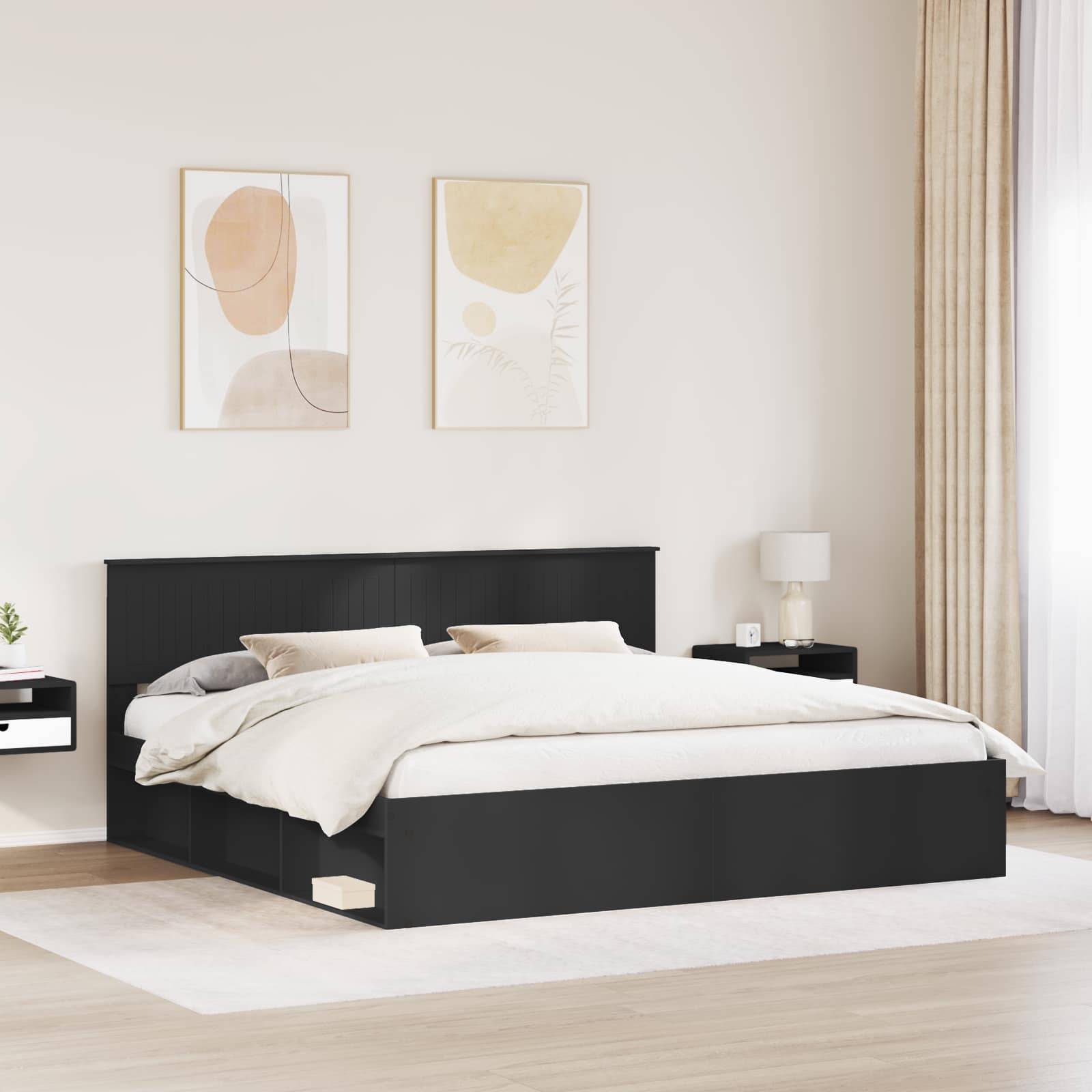 Ein modernes Schlafzimmer verfügt über ein schwarzes Plattformbett mit weißer Bettwäsche, zwei Nachttische, abstrakte Kunst an der Wand und ein großes Fenster mit Vorhängen.