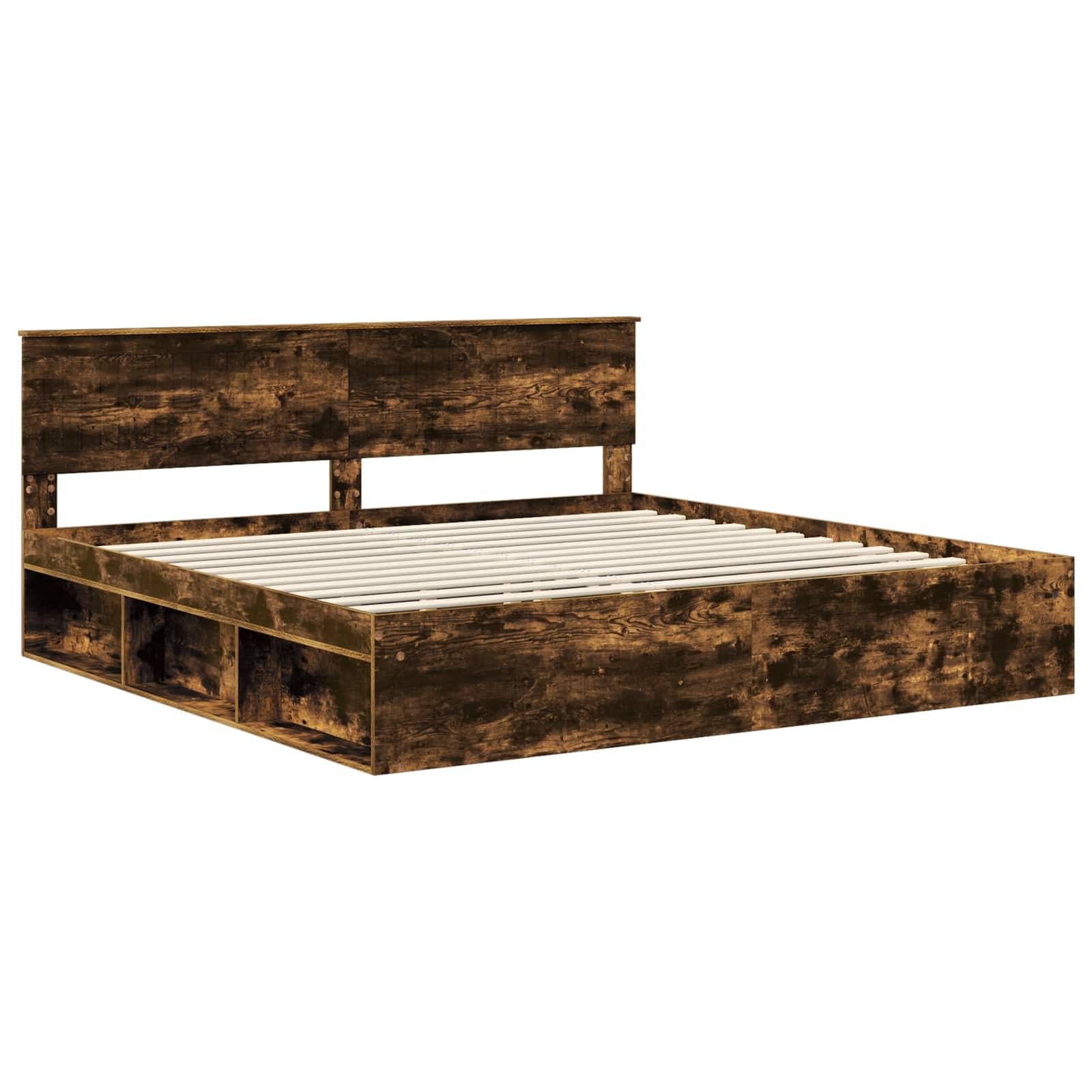 Ein Holzbettgestell mit rustikaler Oberfläche, ausgestattet mit einem Kopfteil, einer Lattenrost-Basis und seitlichen Stauraum-Fächern.
