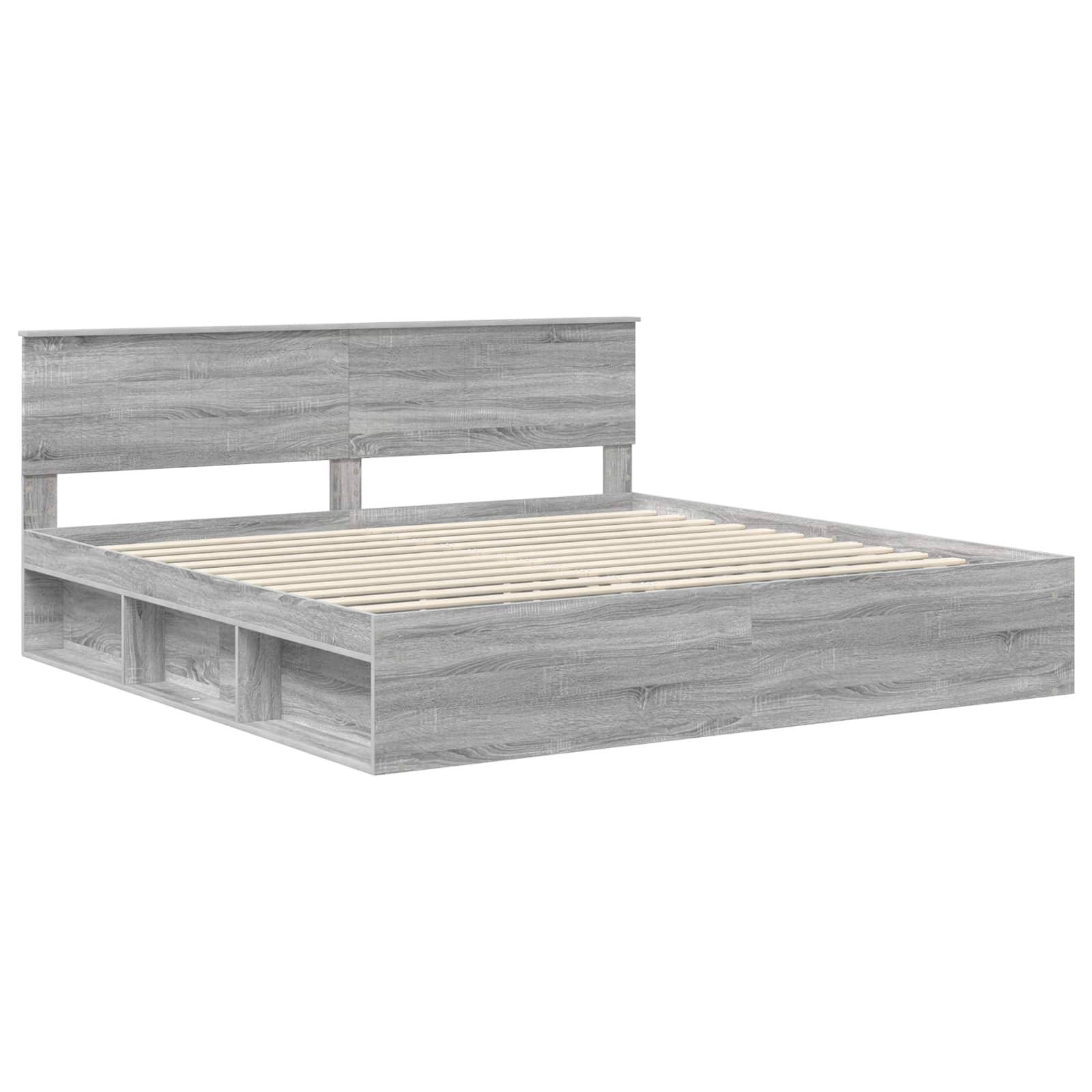 Ein Holzbettgestell mit hohem Kopfteil, Lattenrost und integrierten Stauraumfächern darunter, in einer hellen Holzgrau-Oberfläche.