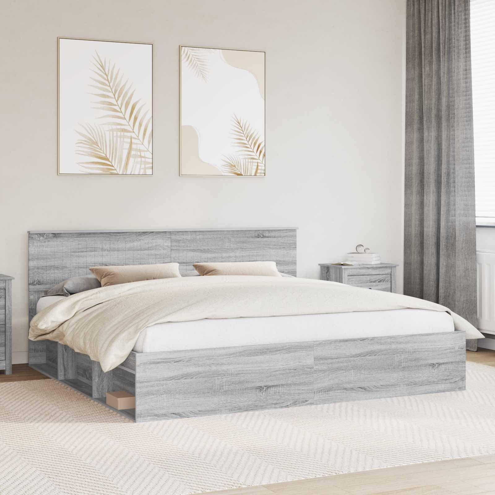 Ein modernes Schlafzimmer präsentiert ein Bett aus grauem Holz mit weißer Bettwäsche, zwei abstrakten Blattkunstwerken an der Wand, einem hellgrauen Teppich und grauen Vorhängen.