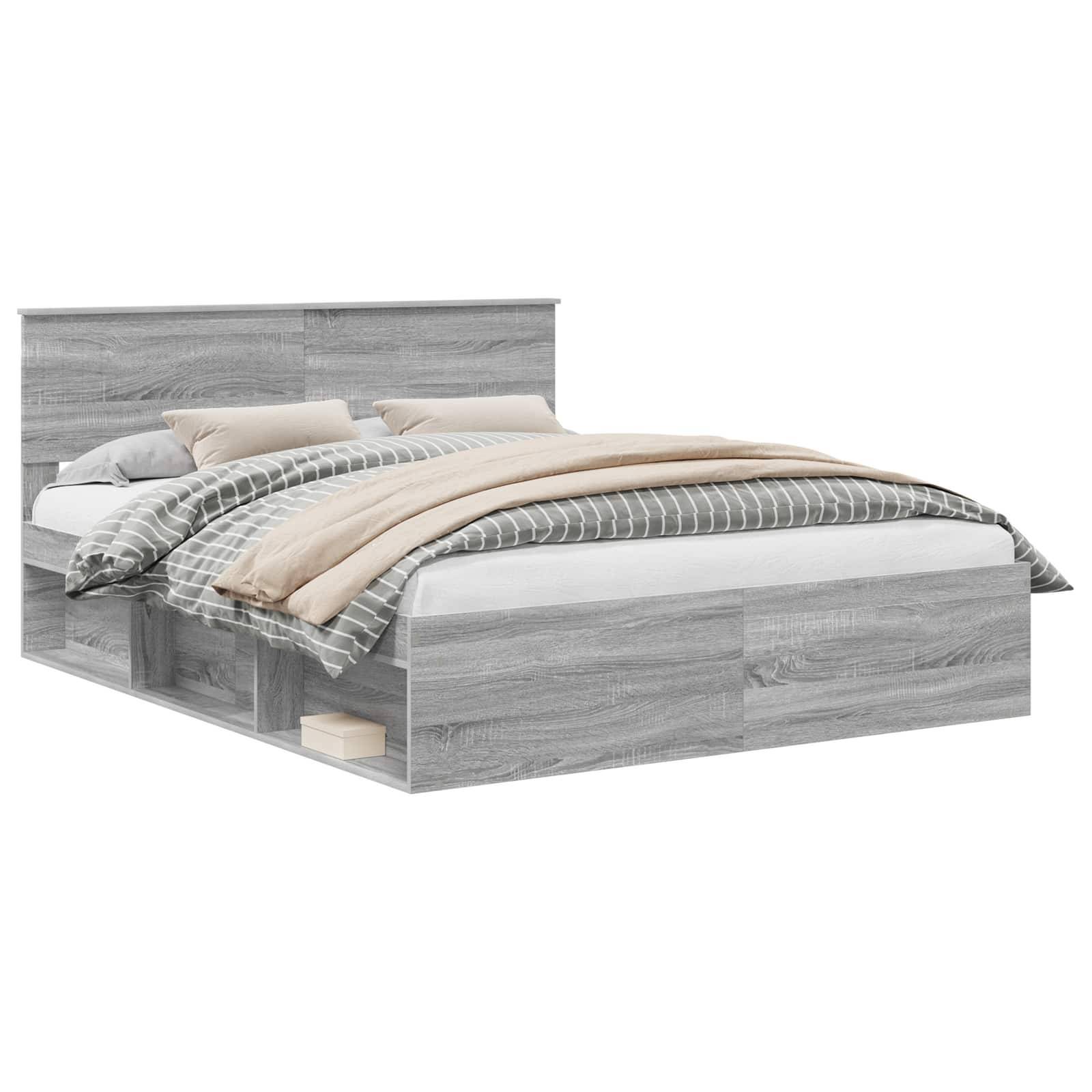 Ein modernes graues Holzbett mit Kopfteil, ausgestattet mit einer beige-grauen gestreiften Bettdecke und Kissen, vor einem weißen Hintergrund.