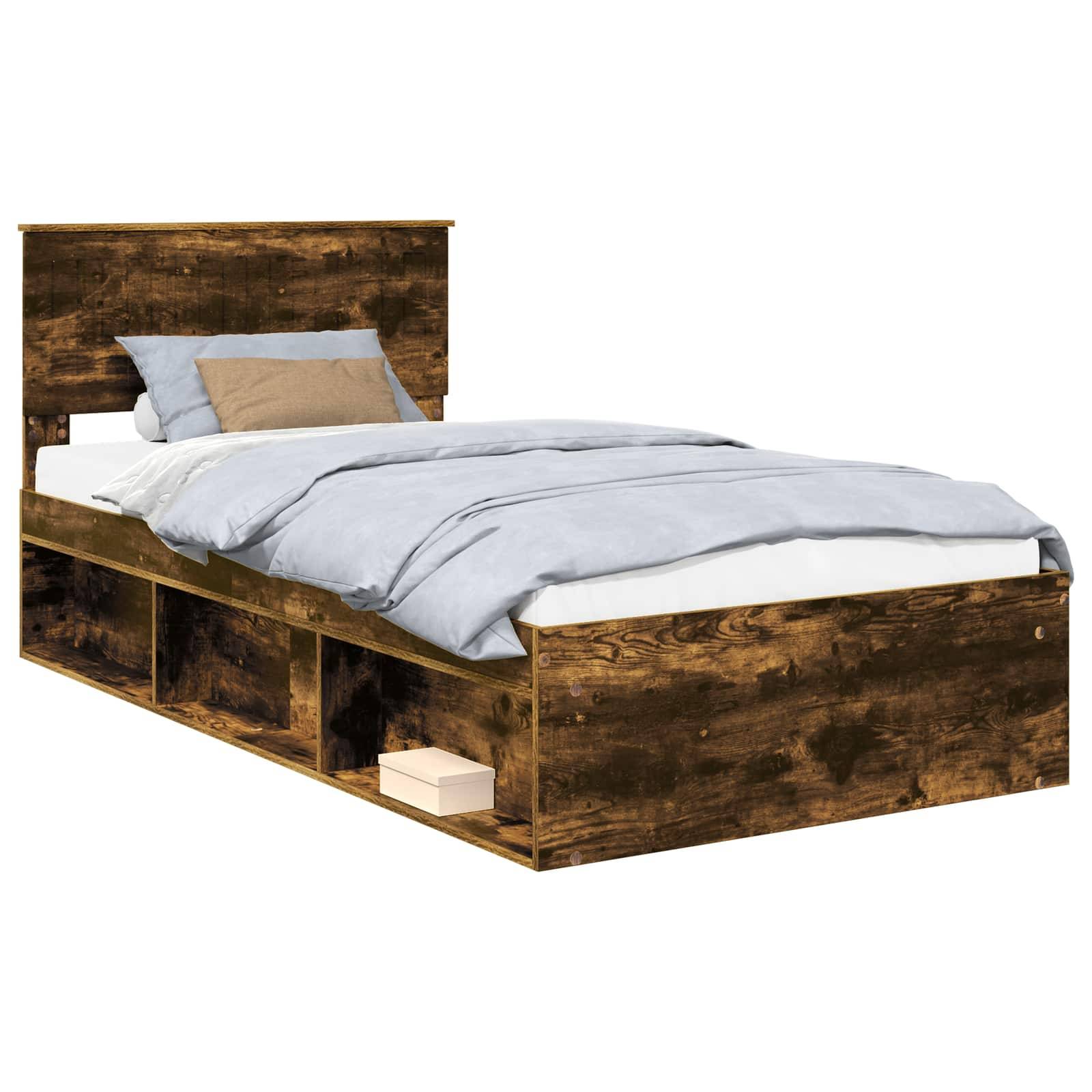 Ein Holzbettgestell mit Stauraum-Regalen darunter, ausgestattet mit einer grauen Bettdecke und Kissen.