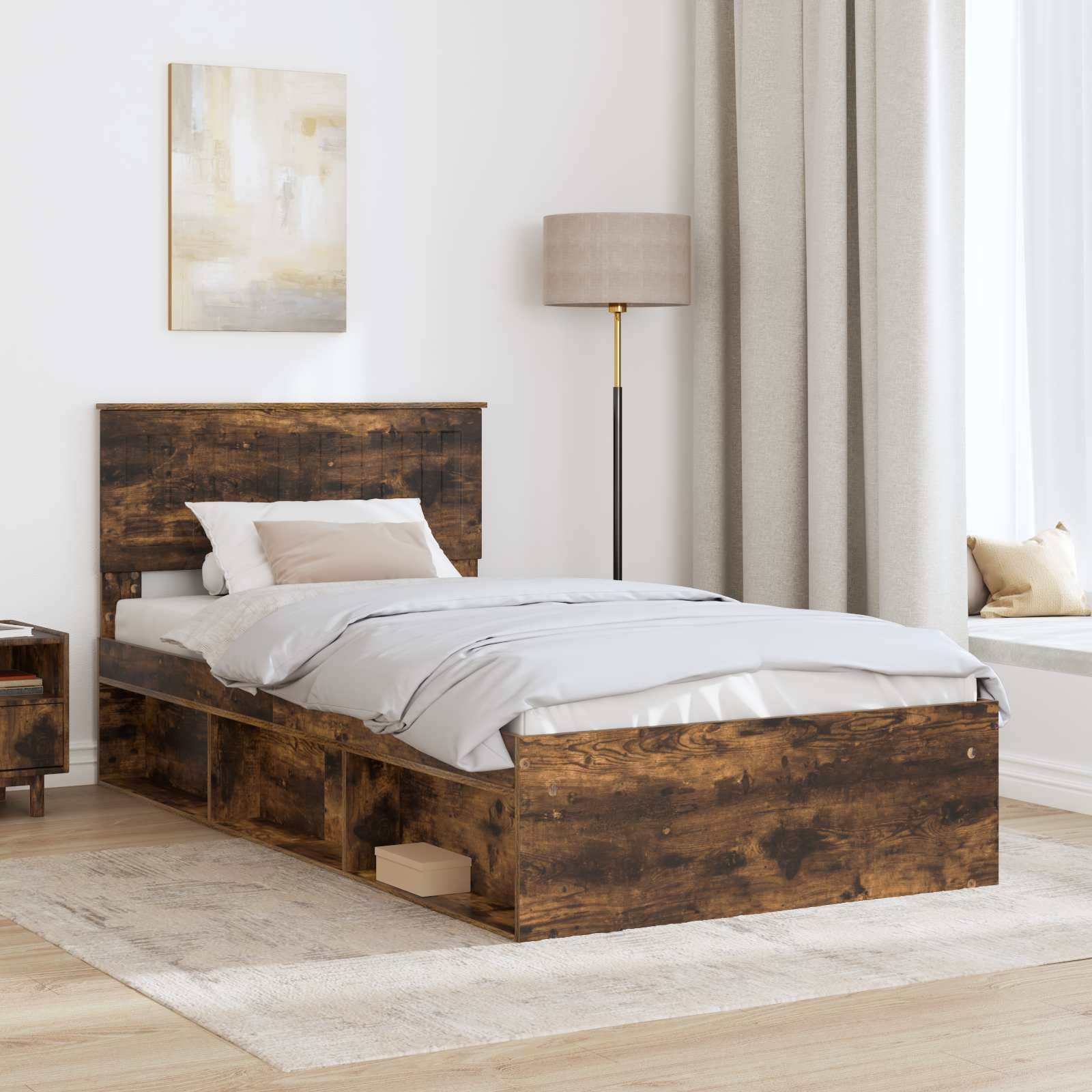 Ein geräumiges Schlafzimmer präsentiert ein Holzbett mit Schubladen zum Verstauen, beige Bettwäsche, einen passenden Nachttisch, einen weichen Teppich, eine hohe Lampe und eine Fensternische.