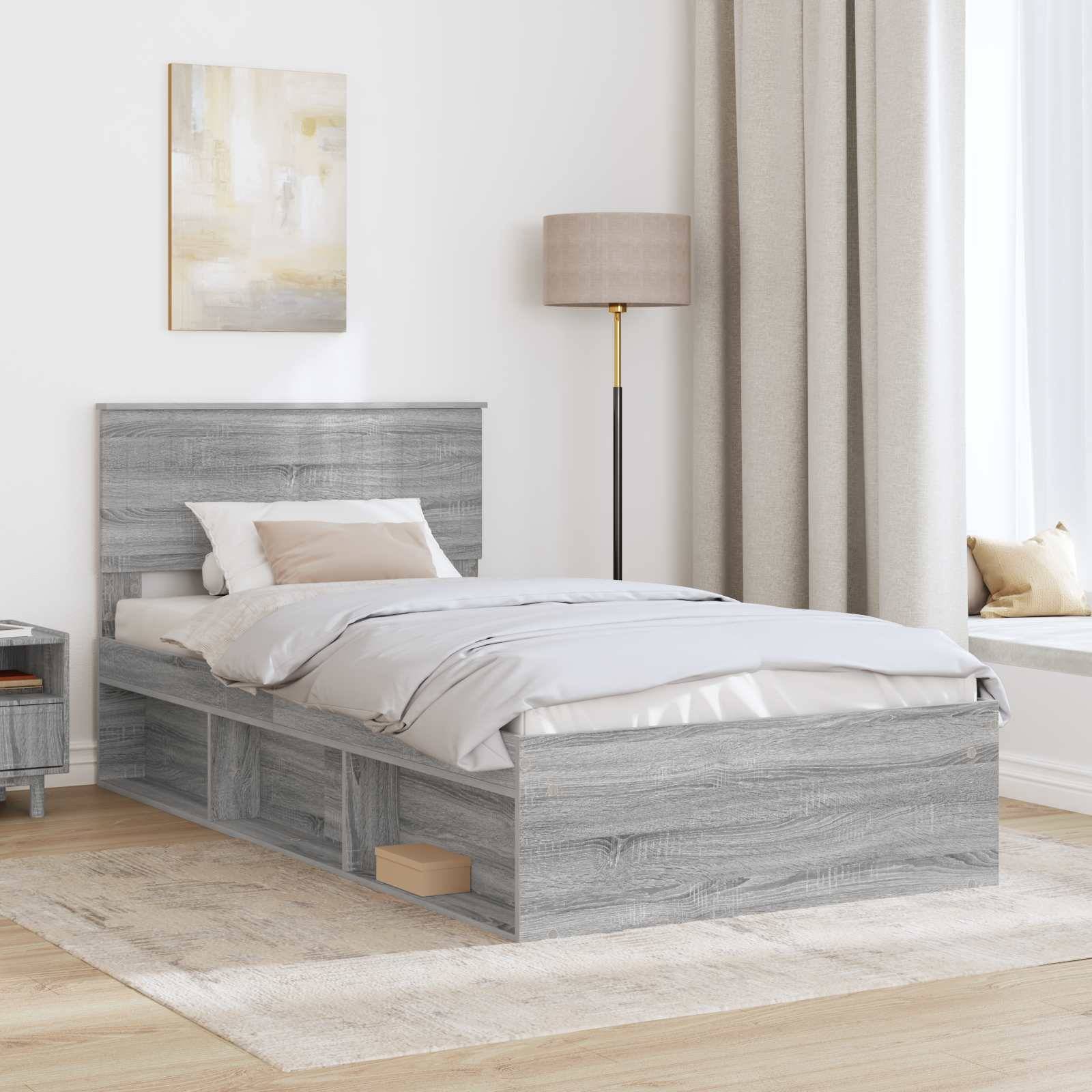 Ein minimalistisches modernes Schlafzimmer mit einem grauen Holzbett, hellgrauer Bettwäsche, einer Stehleuchte, einer Fensterbank und einem Gemälde an der Wand.