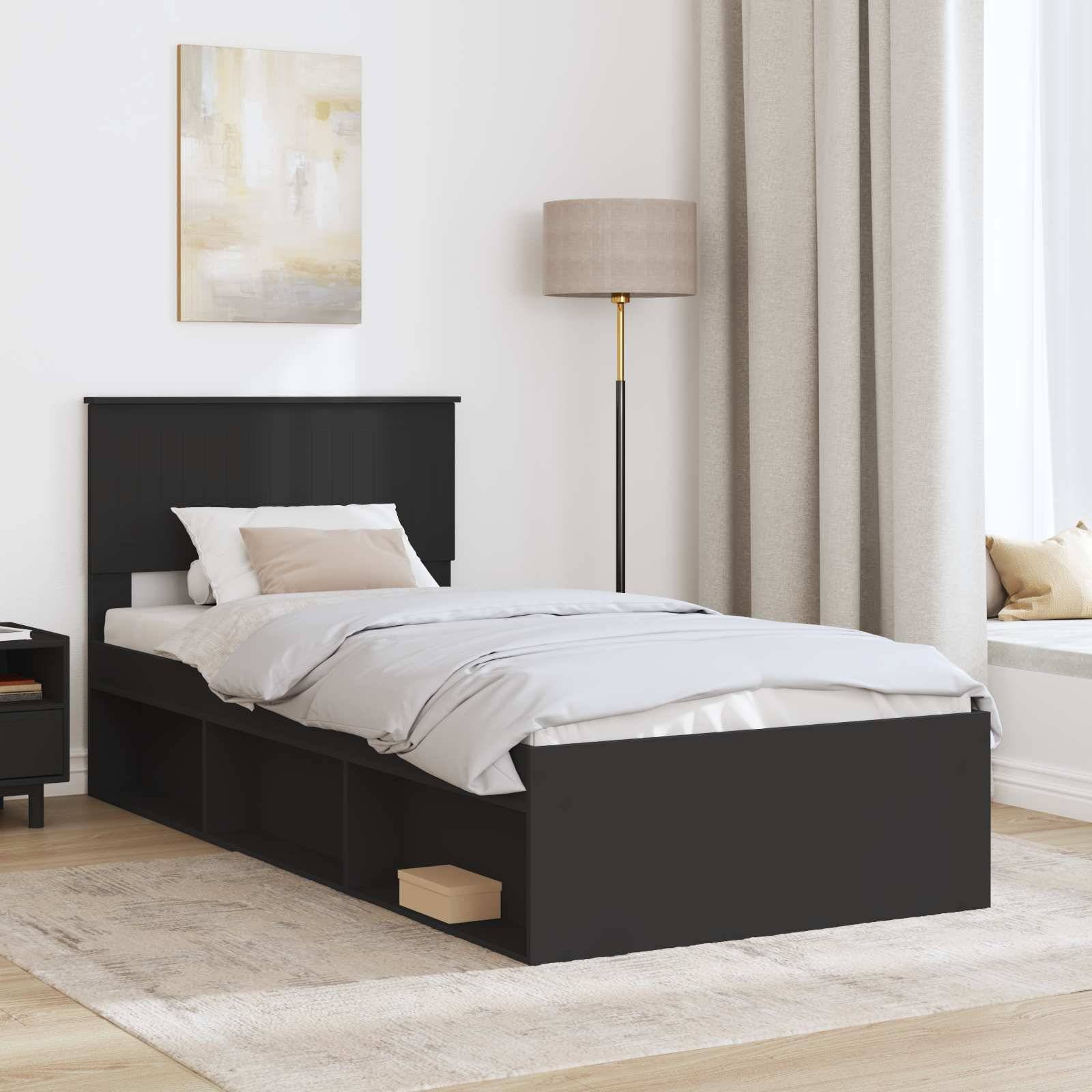 Ein modernes Schlafzimmer mit einem Holzbett mit Stauraum unter dem Bett, einem Nachttisch, einer Stehleuchte und einem gepolsterten Erkerfenster mit Vorhängen.