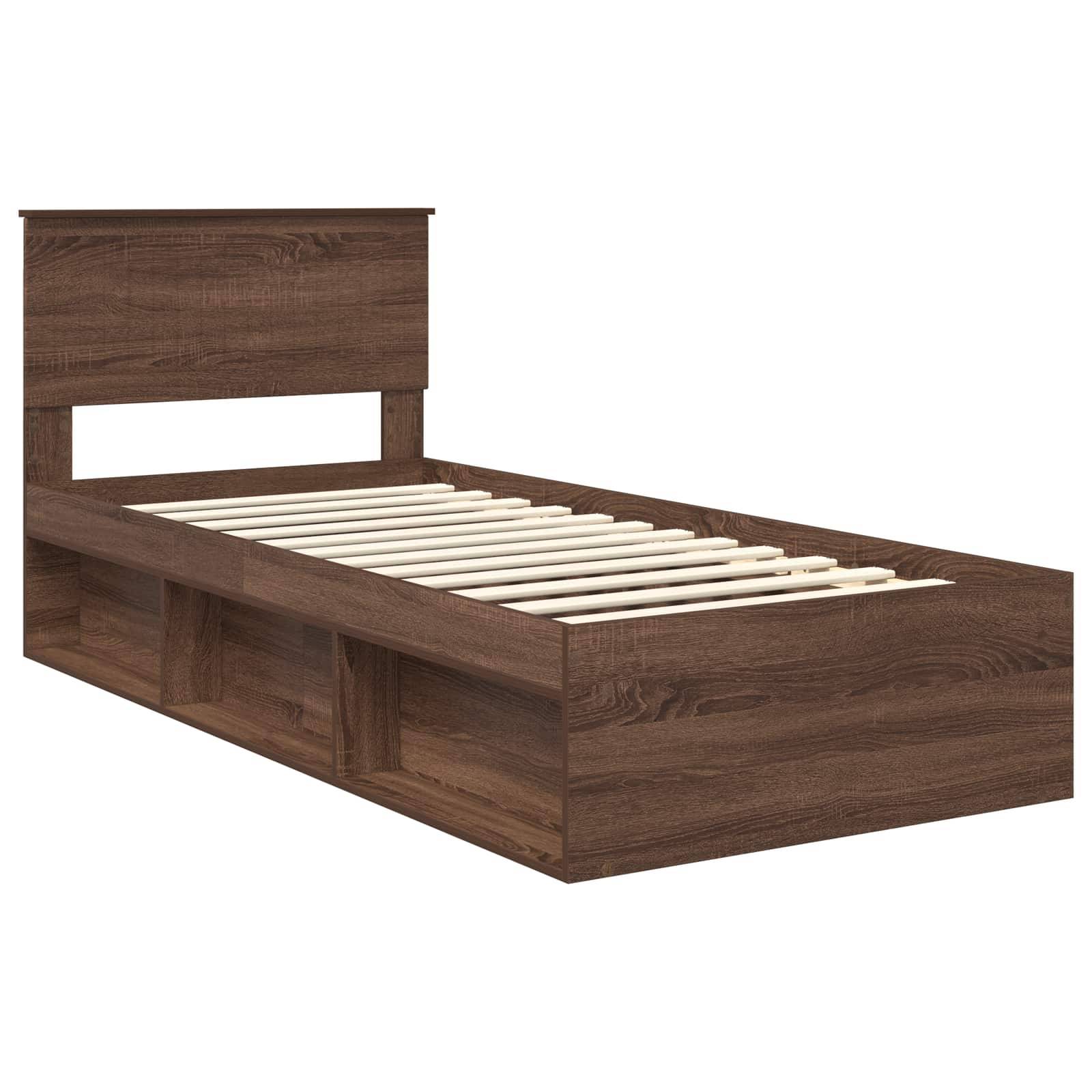 Ein Einzelbett-Rahmen aus Holz mit Lattenrost und hohem Kopfteil, das über integrierte Stauraumregale unter dem Bett verfügt.