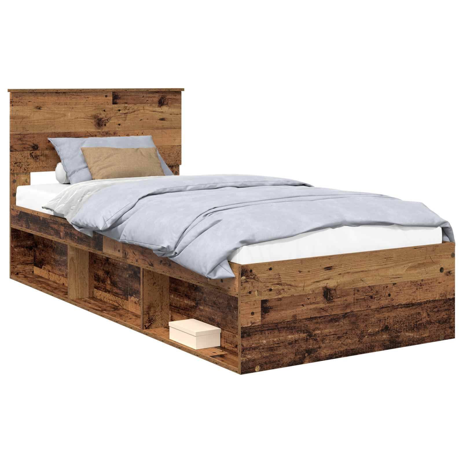 Ein Holzbettgestell mit Kopfteil und Ablageregalen, das ein ordentlich gemachtes Bett mit hellgrauer Bettwäsche und Kissen zeigt.