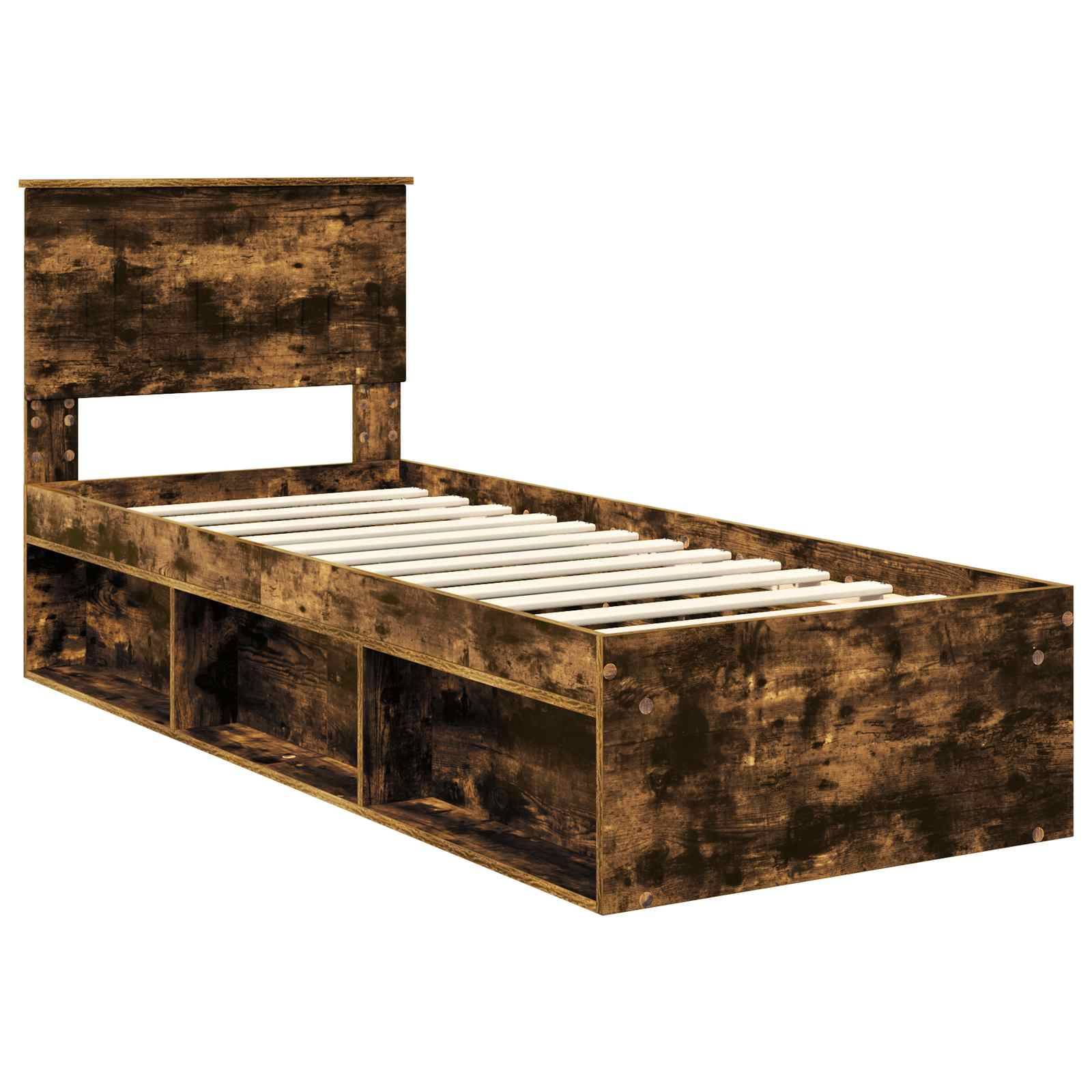Ein rustikales Holz-Einzelbettgestell mit Kopfteil, das drei offene Stauraumfächer darunter aufweist, ohne Matratze.