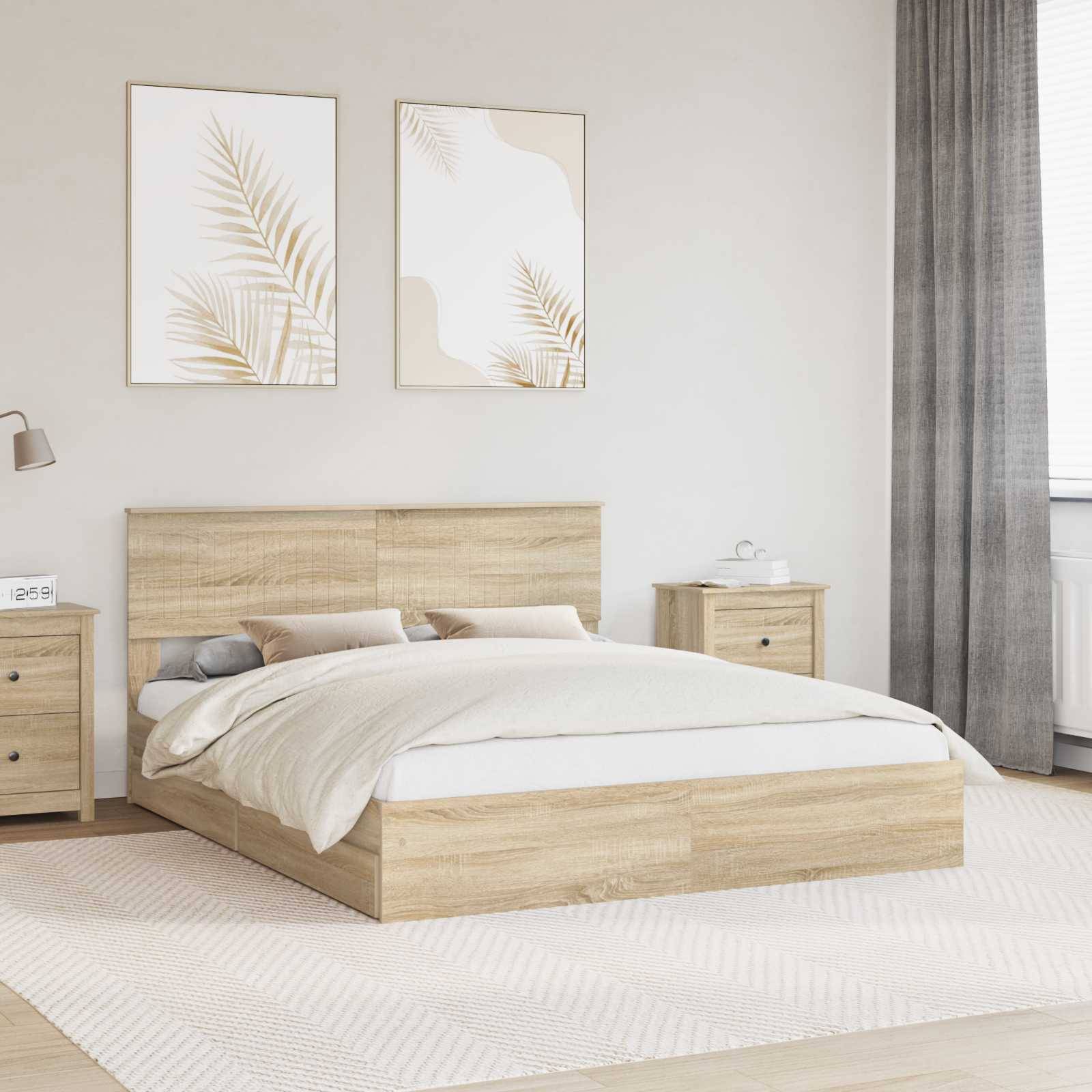 Ein modernes Schlafzimmer zeigt ein Bett aus hellem Holz mit weißer und beige Bettwäsche, passenden Nachttischen, abstrakter Blattkunst und einem großen Fenster.