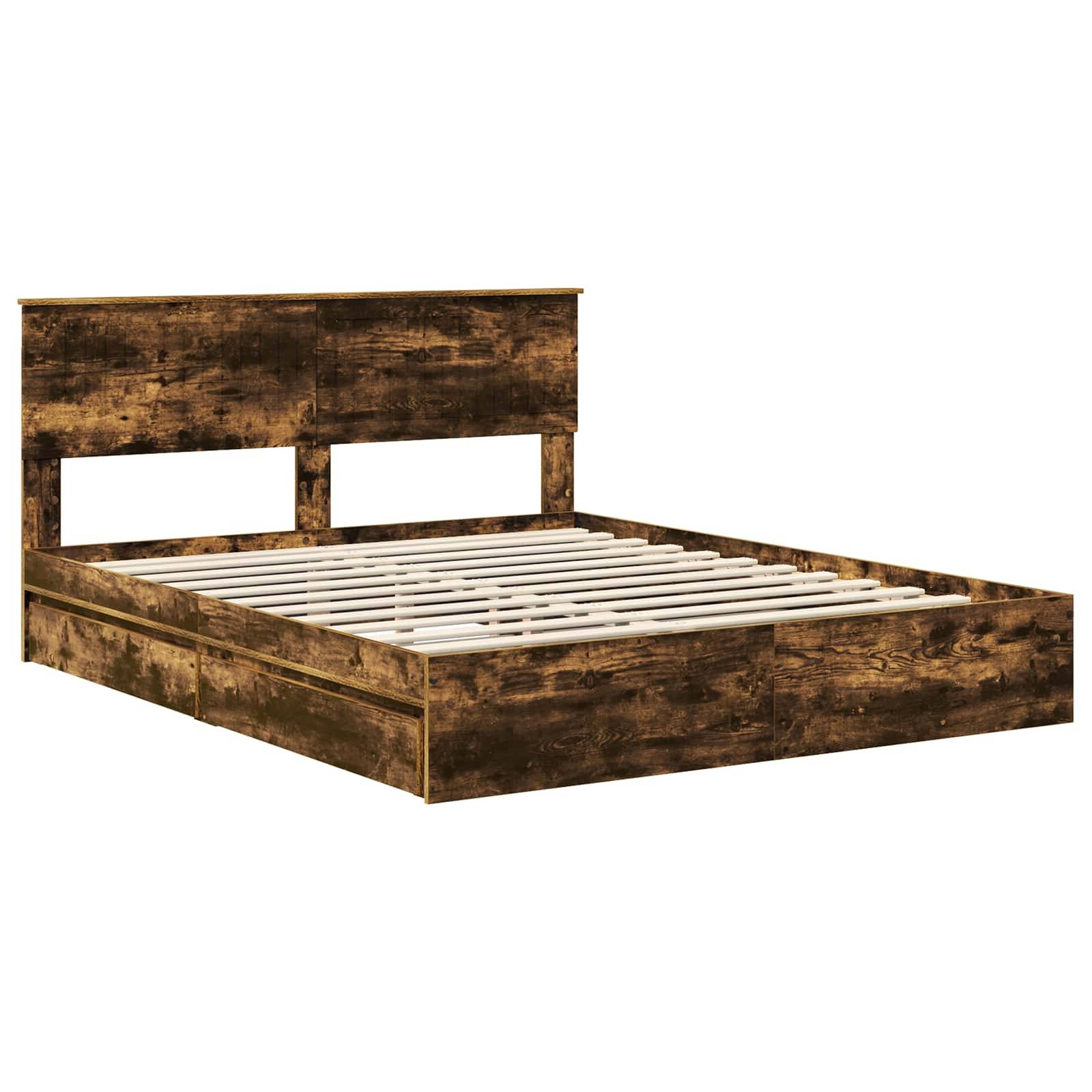 Ein Bettgestell in Königsgröße aus Holz mit rustikaler Oberfläche, das einen Kopfteil mit horizontalen Latten und Staurageschubladen darunter aufweist.