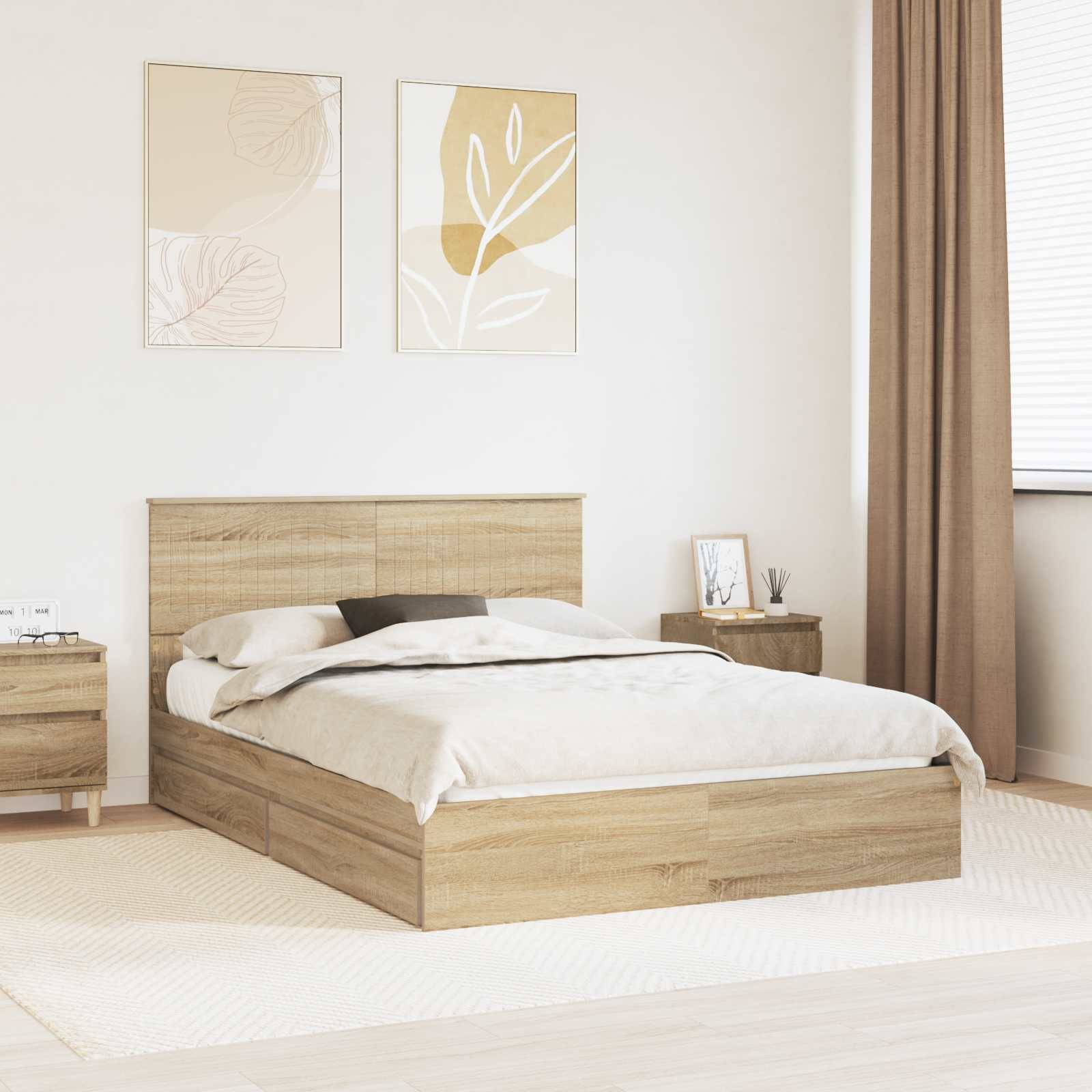 Ein minimalistisches Schlafzimmer mit einem Bettgestell aus Holz, beigefarbener Bettwäsche, passenden Nachttischen, abstrakter Kunst und natürlichem Licht von einem großen Fenster.