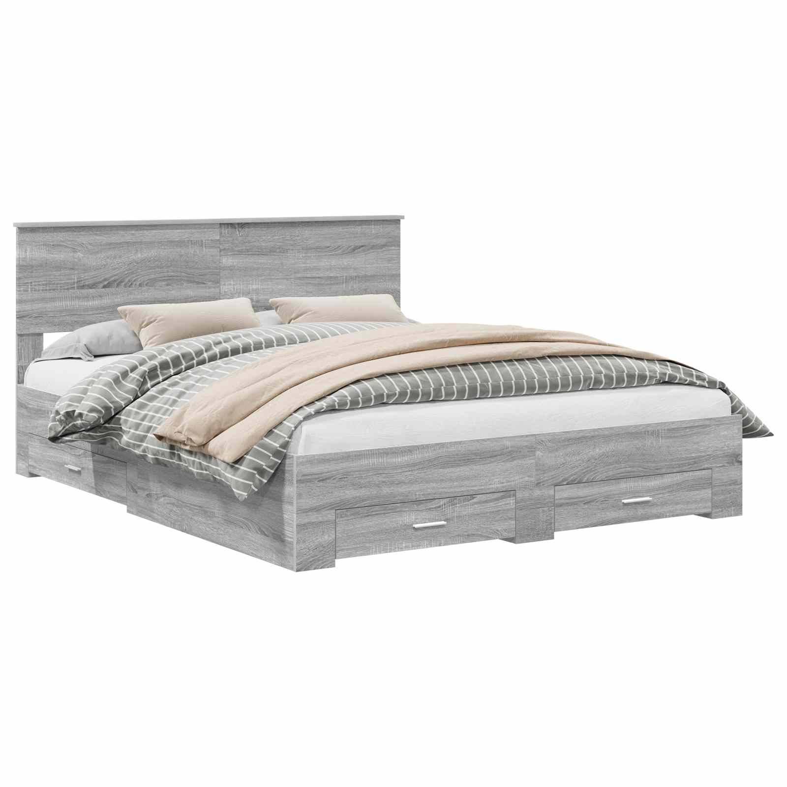 Ein Bett in Queensgröße mit grauem Holzrahmen, ausgestattet mit Schubladen unter dem Bett zur Aufbewahrung, ist mit beige und grün gestreifter Bettwäsche bezogen.