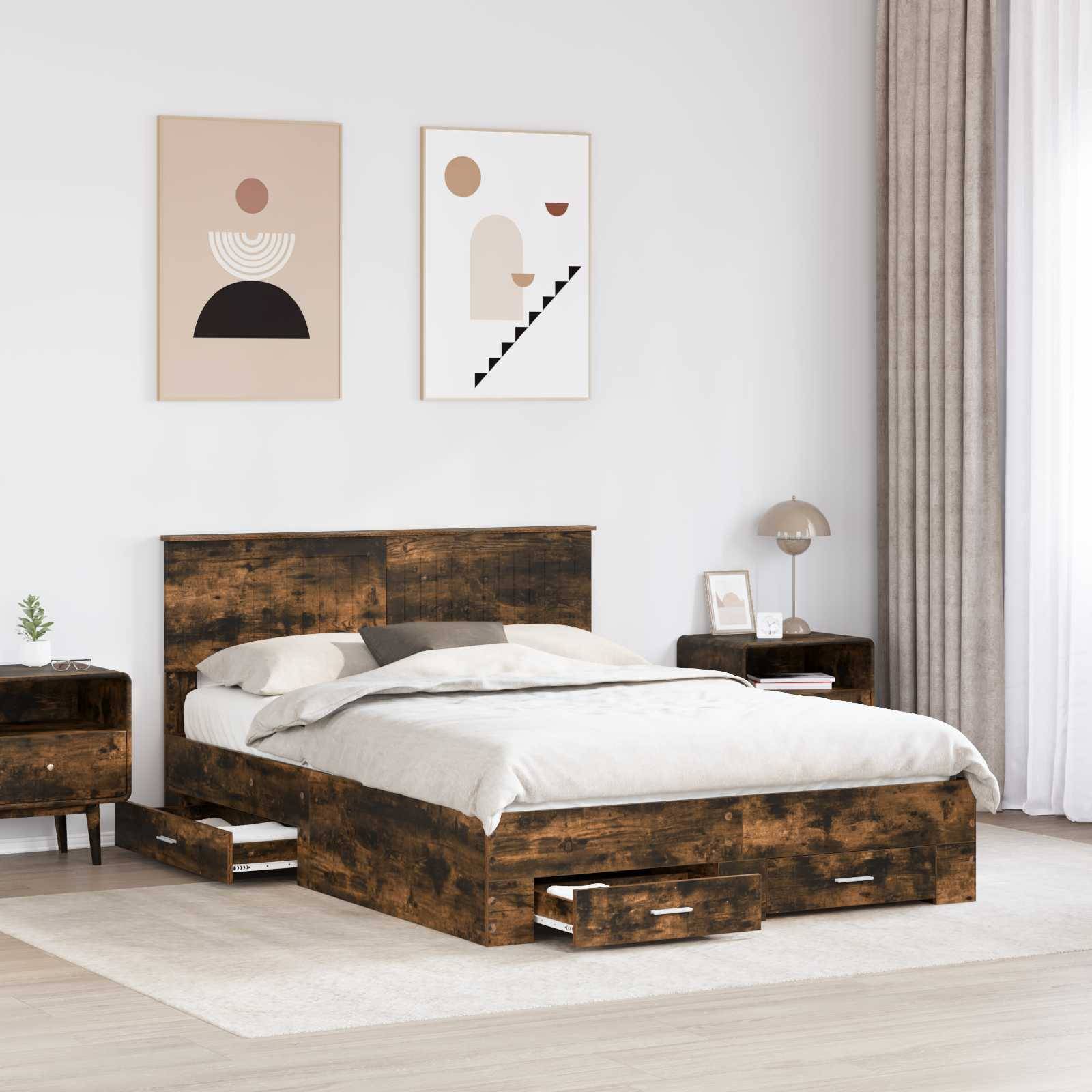 Ein modernes Schlafzimmer mit einem Holzbett mit Unterbettaufbewahrung, grauer Bettwäsche, zwei passenden Nachttischen, abstrakter Wandkunst und einer Lampe.
