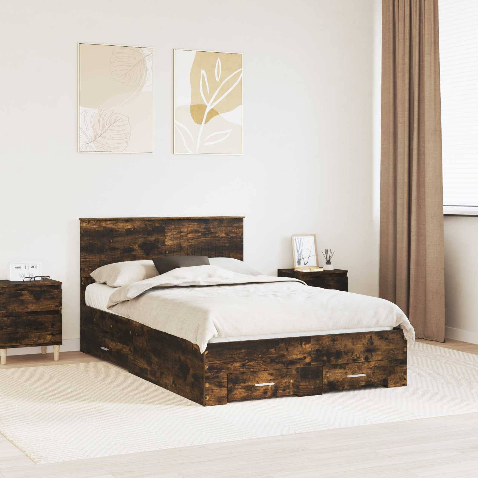 Ein minimalistisches Schlafzimmer mit einem rustikalen Holzbett, zwei Nachttischen und neutraler Bettwäsche. Zwei abstrakte Blattdrucke hängen über dem Bett.