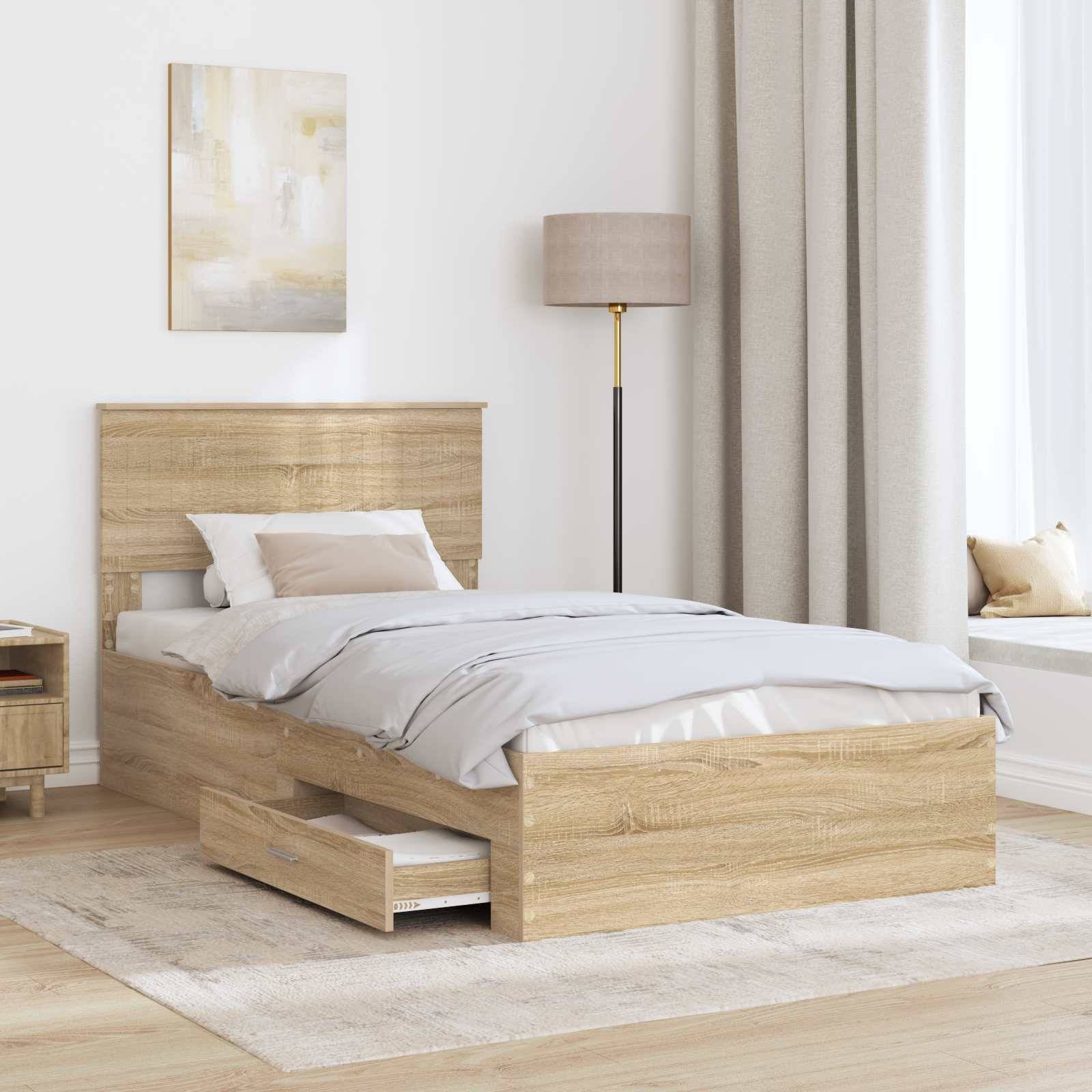Ein gemütliches Schlafzimmer mit einem Holzbett, das Staurageschubladen darunter hat. Eine Stehlampe steht daneben, und es gibt ein Fenster mit einer Sitzgelegenheit.