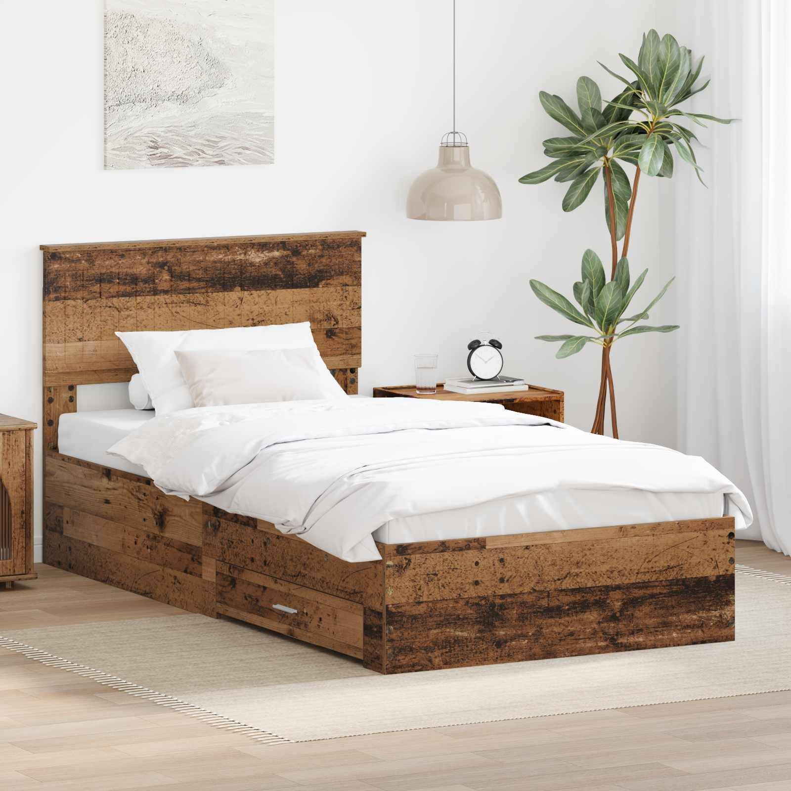 Ein rustikales Holzbett mit weißer Bettwäsche in einem hellen Raum. Ein Nachttisch hält eine Lampe und eine Pflanze. Ein großes Gemälde hängt über dem Bett.
