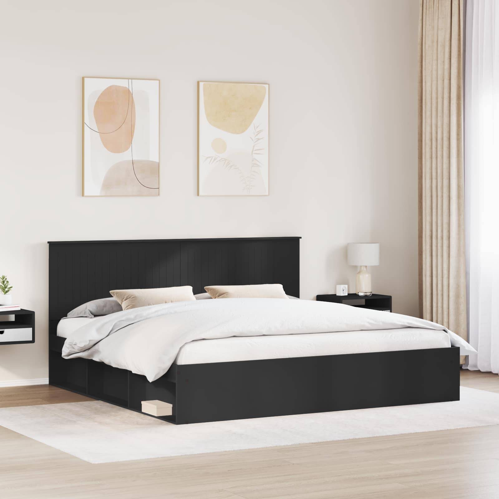 Ein minimalistisches Schlafzimmer zeigt ein schlankes schwarzes Plattformbett mit weißer Bettwäsche, schwebende Nachttische, zwei abstrakte Drucke an der Wand und ein großes Fenster.