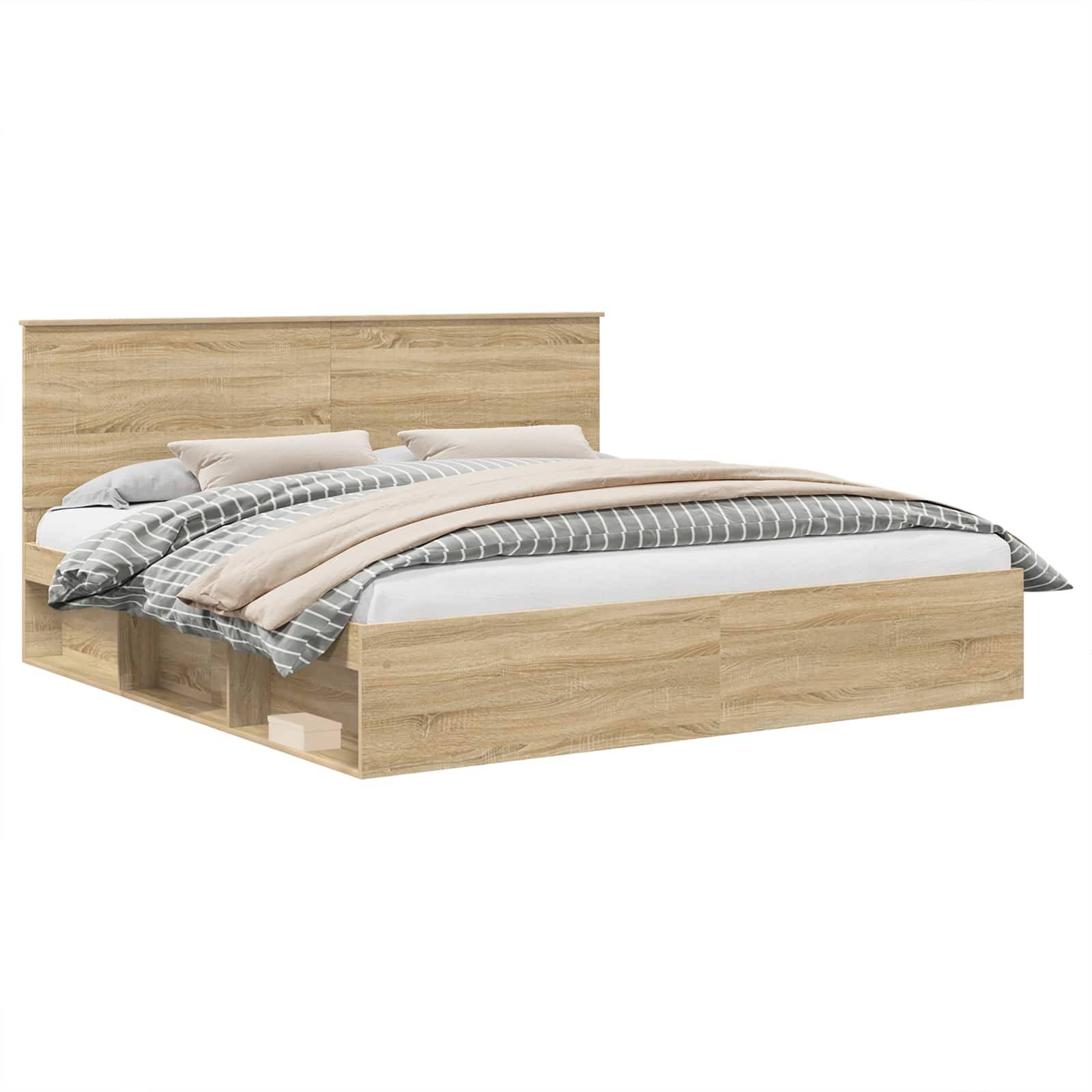 Holz-Doppelbett mit Staurageschubladen darunter und einem glatten Kopfteil. Das Bett ist ordentlich bezogen mit Kissen und einem gestreiften Bettdeckenbezug.