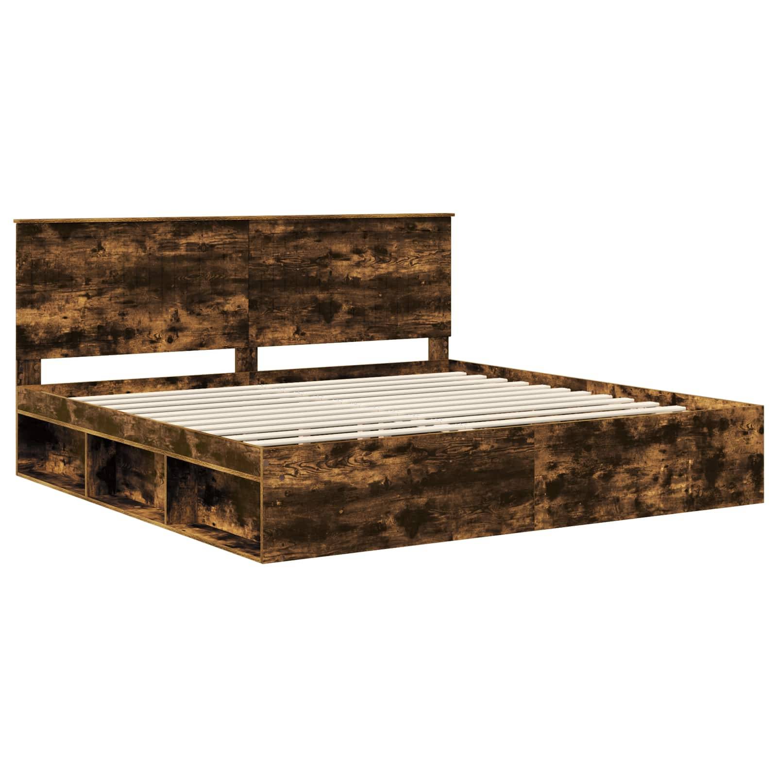 Holzplattformbett mit integrierten Regalen in rustikaler brauner Ausführung, ausgestattet mit Lattenrost und Kopfteil. Ideal für Schlafzimmerspeicher.