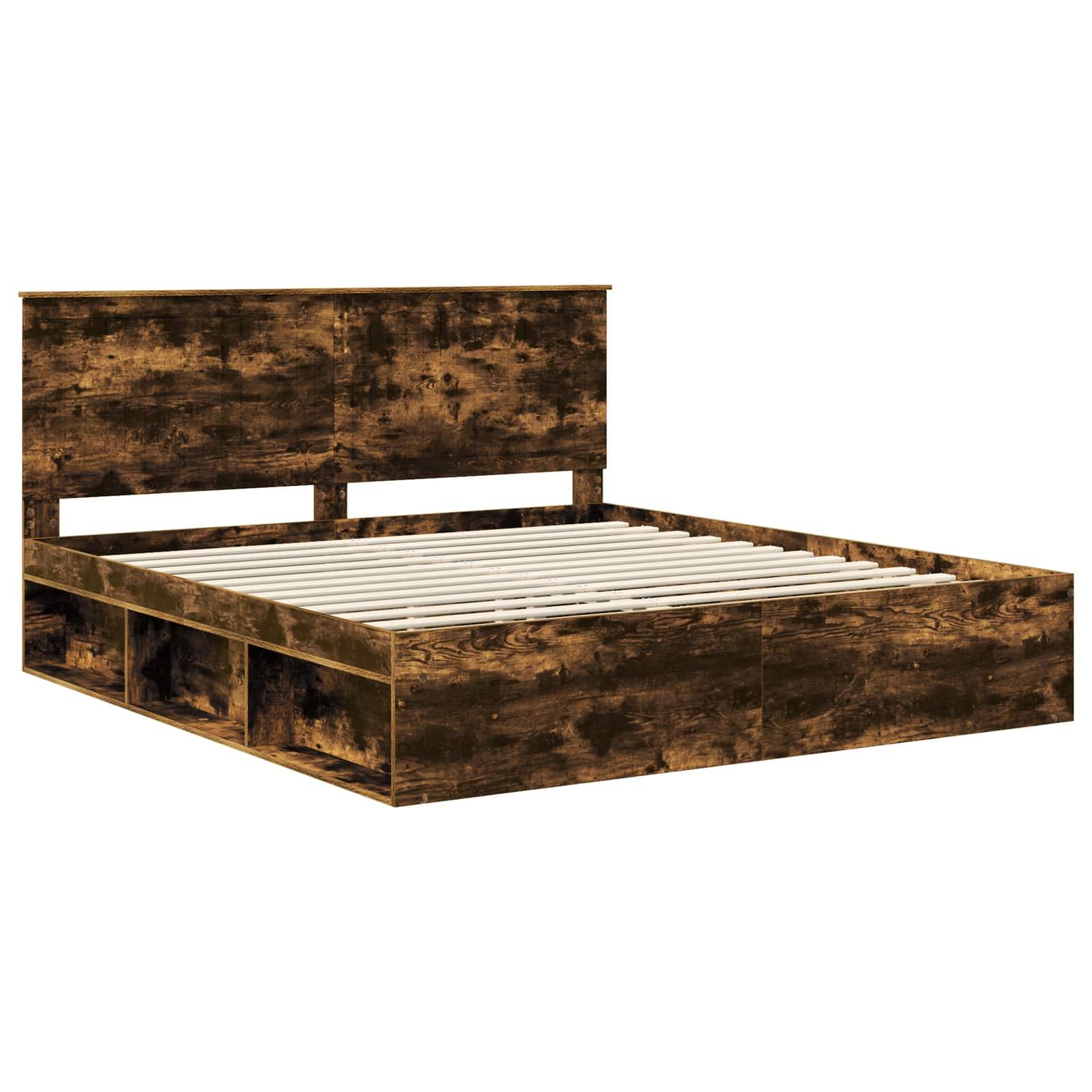 Ein rustikales Holzbettgestell mit Lattenrost, ohne Matratze, mit einem großen Kopfteil und Stauraum-Fächern unter dem Bett.