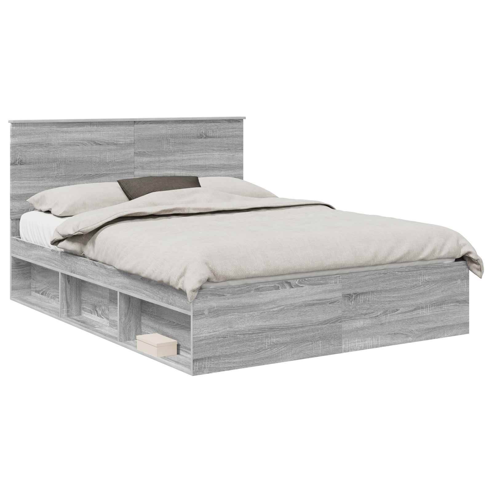 Ein grauer Holzbett mit einem Kopfteil verfügt über eingebaute Stauraumregale darunter, einen ordentlich gemachten beigen Bettüberwurf und Kissen.