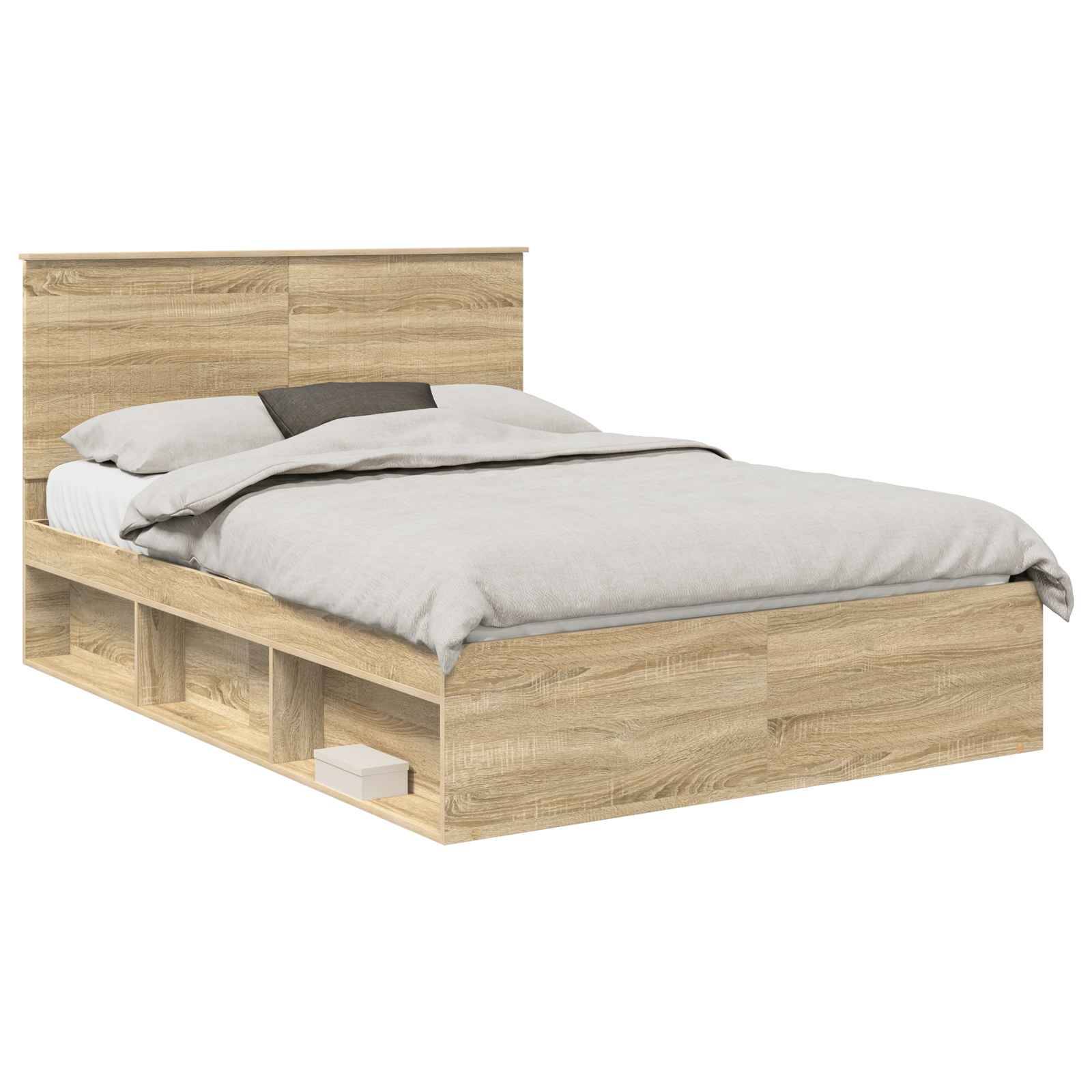 Ein Holzbettgestell mit einem Kopfteil, das seitlich integrierte Regale aufweist. Das Bett ist mit Kissen und einer hellgrauen Bettdecke bezogen.