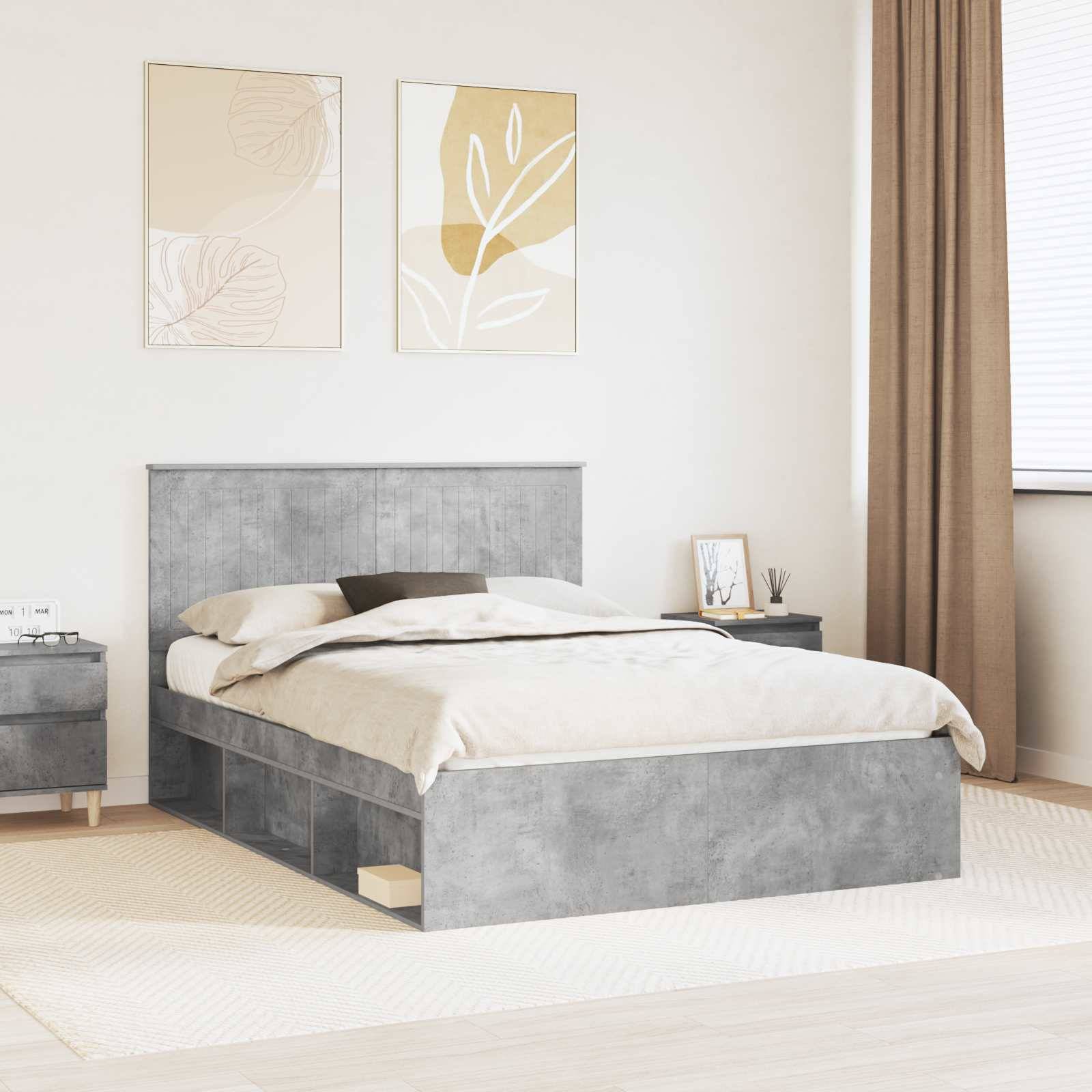 Ein modernes Schlafzimmer mit einem grauen Bett mit weißer Bettwäsche, zwei passenden grauen Nachttischen und beigen Vorhängen. Wandkunst mit abstrakten Blattmustern verleiht dem Raum eine dekorative Note.