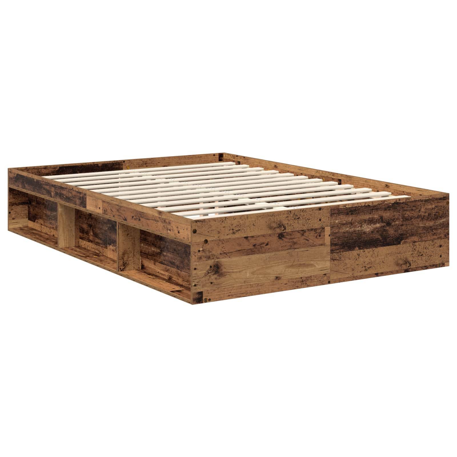 Ein rustikales Holz-Plattformbett mit niedrigem Profil und Lattenrost, das eine verwitterte Oberfläche präsentiert.