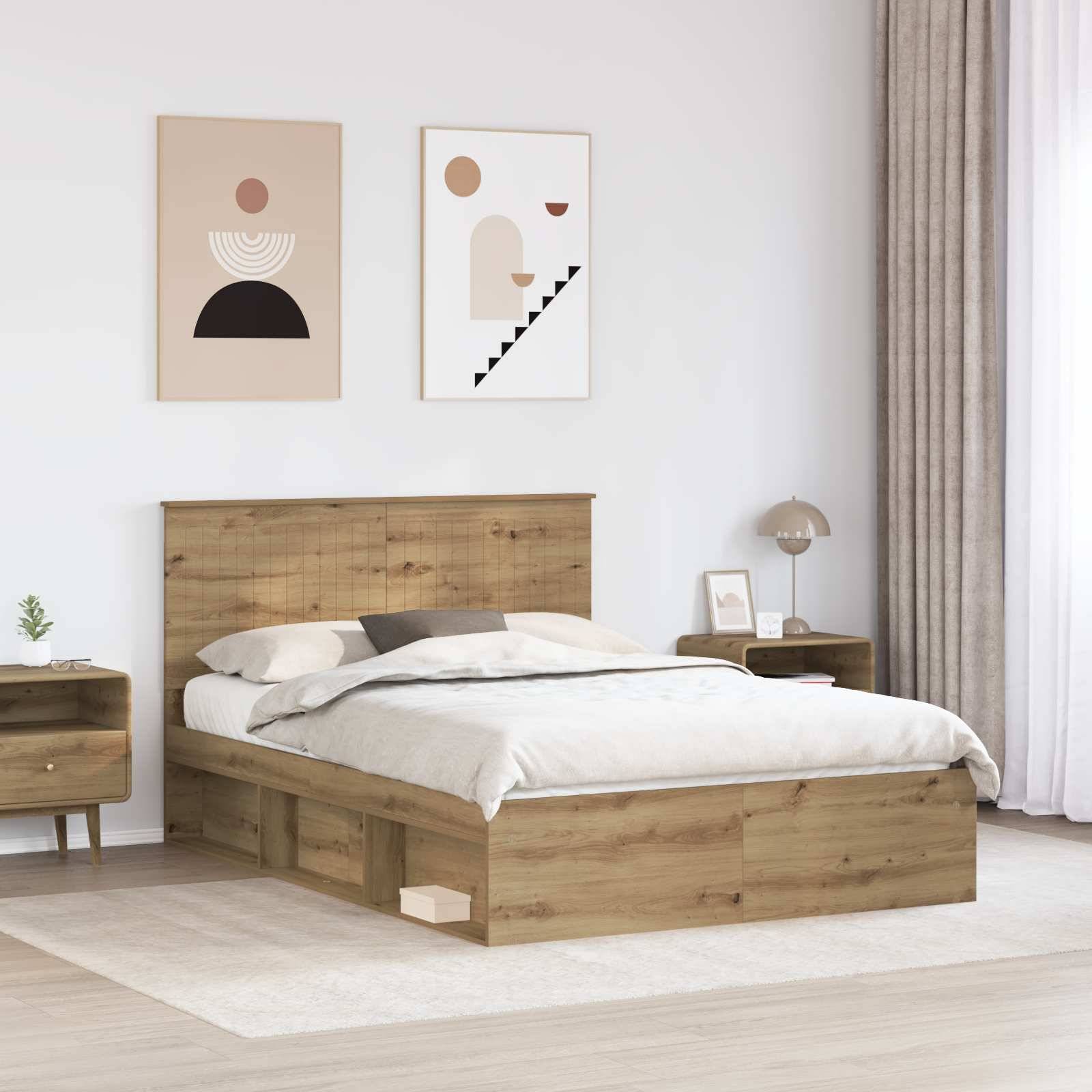 Ein minimalistisches Schlafzimmer mit einem Holzbett, weißer Bettwäsche, einem Nachttisch und abstrakter Kunst an der Wand. Weiches, natürliches Licht fällt herein.