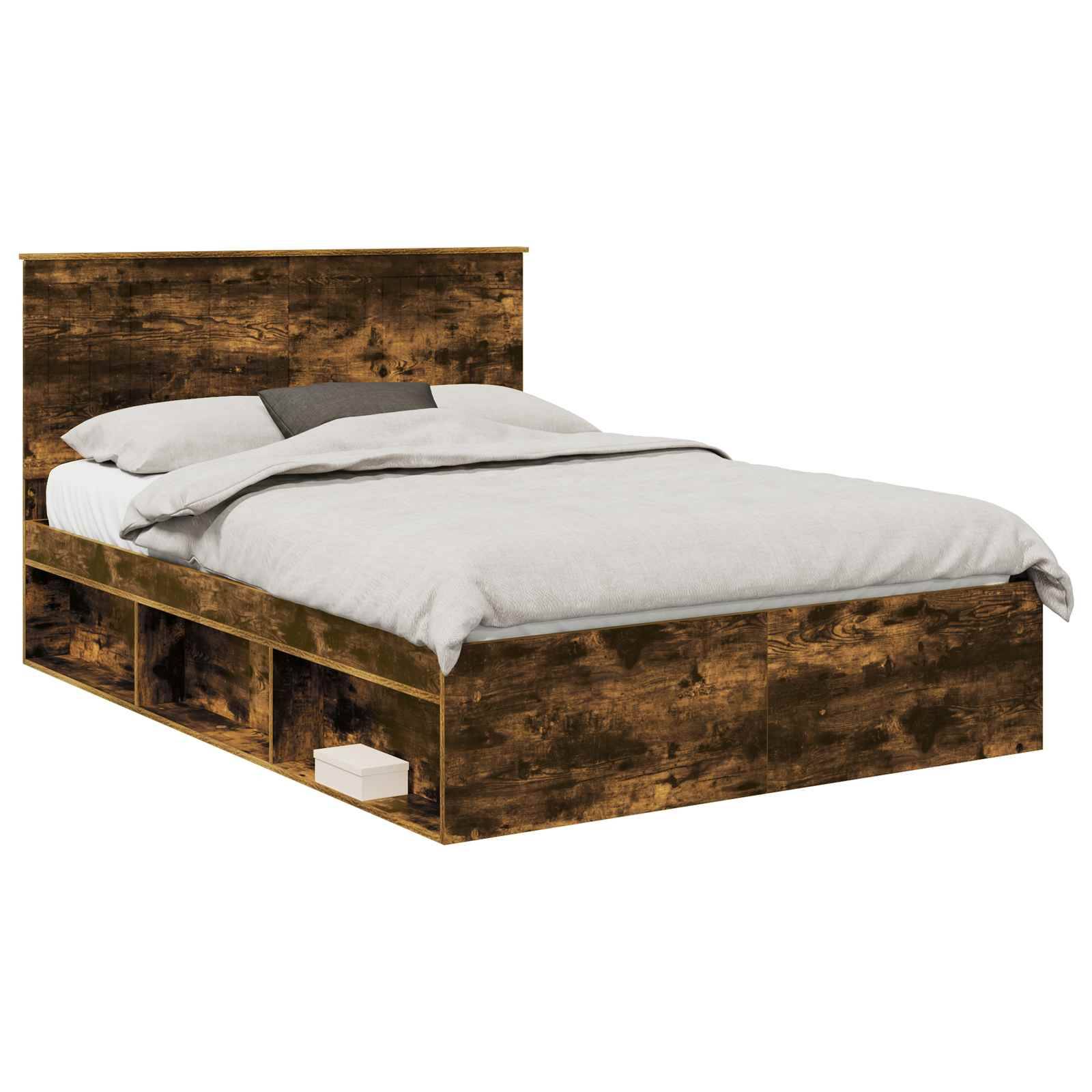 Ein Holzbettgestell mit rustikaler Oberfläche, ausgestattet mit einem Kopfteil und integrierten Stauraumregalen darunter, auf dem eine graue Matratze mit Kissen und Bettwäsche liegt.