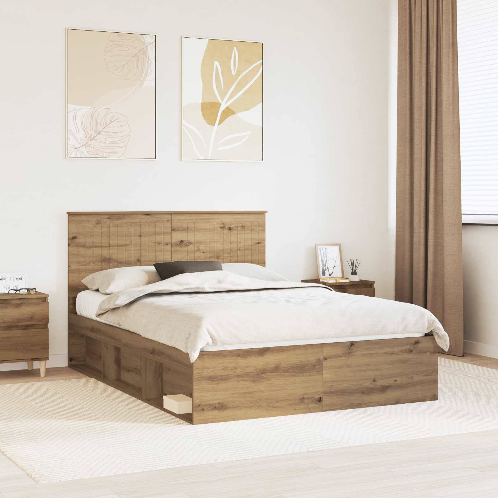 Ein modernes Schlafzimmer zeigt ein Holzbett mit weißer Bettwäsche, passenden Nachttischen, abstrakter Kunst an der Wand und einem Fenster mit beigen Vorhängen.