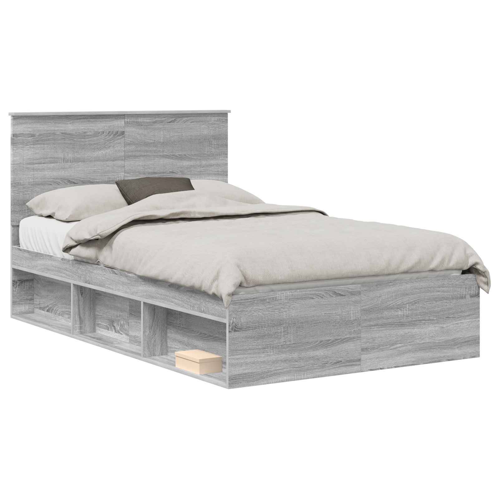 Ein graues Holzbett mit Kopfteil und drei offenen Regalen darunter. Es ist ordentlich gemacht mit einem Kissen und beigefarbener Bettwäsche.