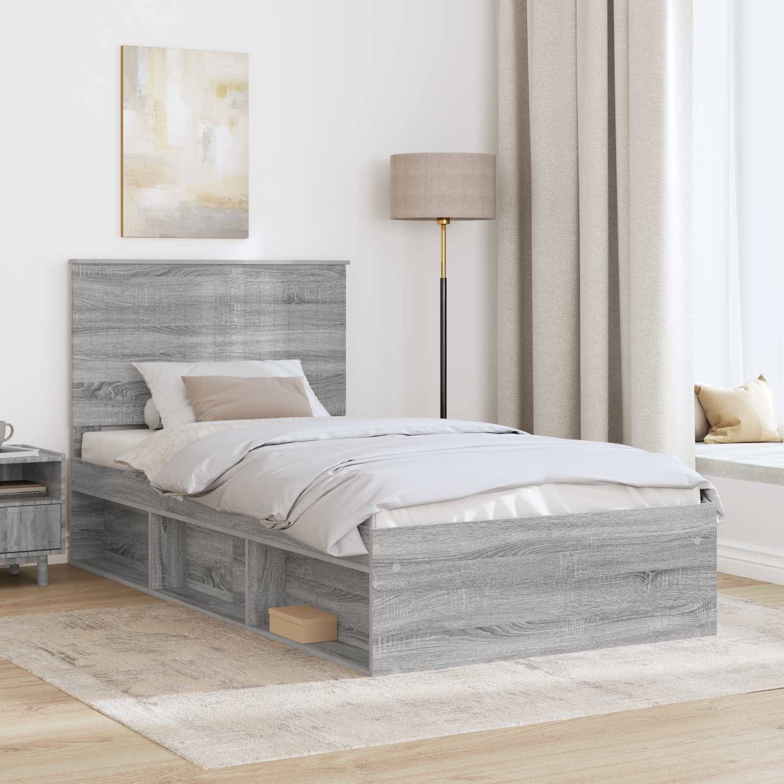 Ein modernes Schlafzimmer verfügt über ein graues Holzbett mit Staurageschubladen, beigefarbener Bettwäsche, einem Nachttisch, einer Stehlampe und einem großen Fenster.