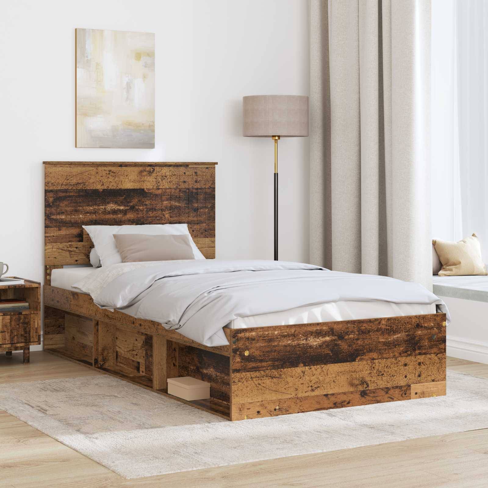 Ein minimalistisches Schlafzimmer mit einem rustikalen Holzbett, weißer Bettwäsche, einem Nachttisch und einer Stehlampe. Sonnenlicht filtert durch beige Gardinen.