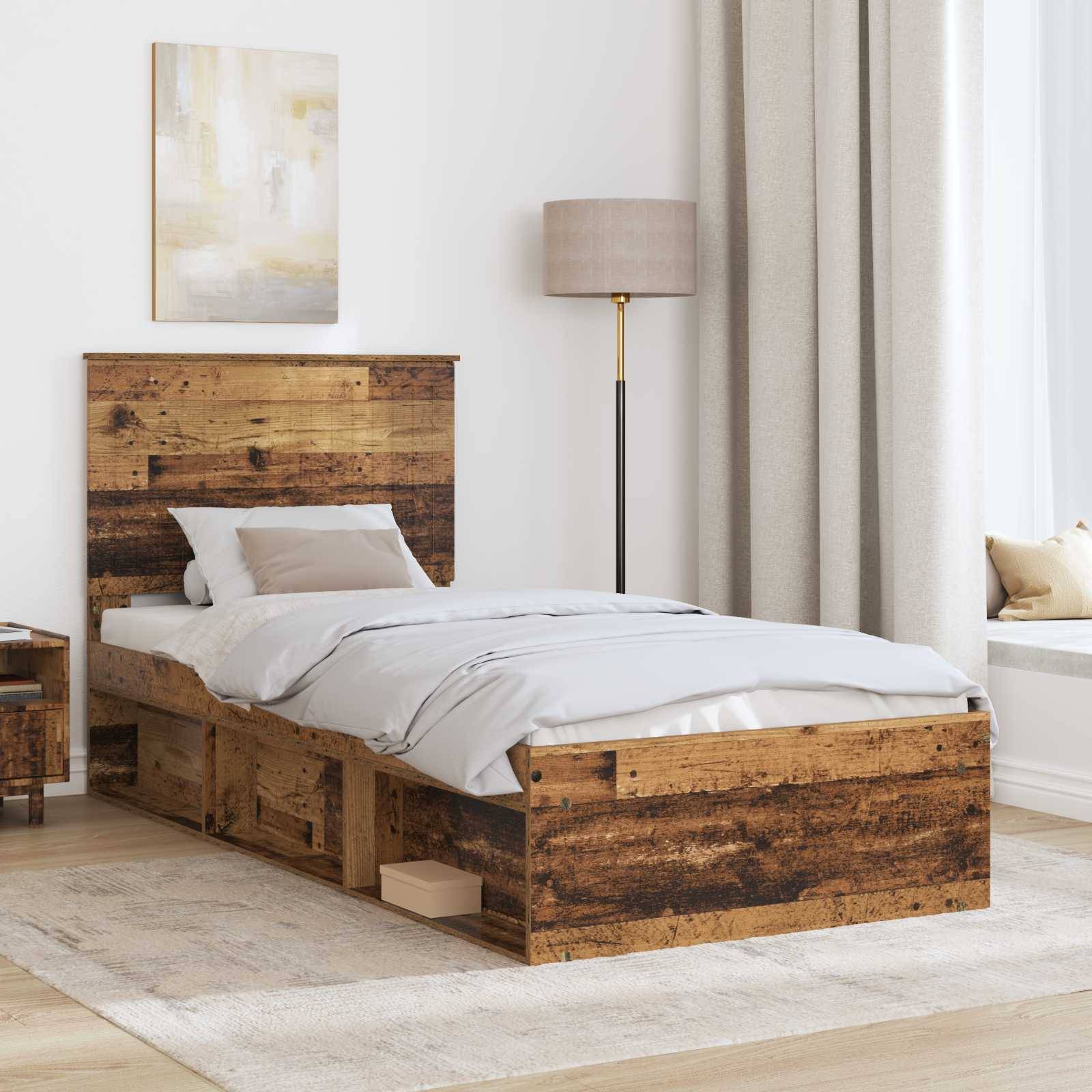 Ein gemütliches Schlafzimmer mit einem rustikalen Holzbett mit weißer Bettwäsche und Schubladen zur Aufbewahrung, einem Nachttisch, einer Stehlampe und einer Fensternische.
