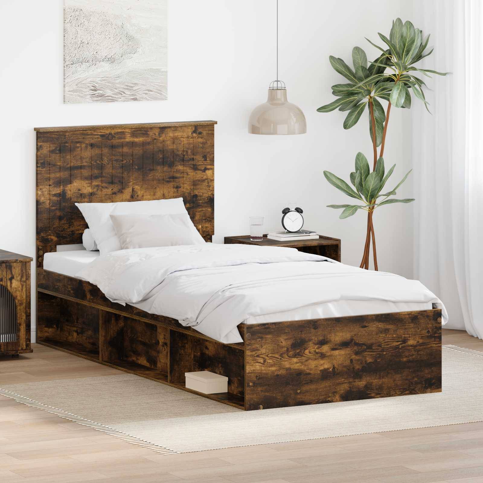 Ein Schlafzimmer mit einem Holzbett, das mit weißer Bettwäsche bezogen ist, einem Nachttisch mit einer Lampe und einer Uhr sowie einer Topfpflanze in der Ecke.