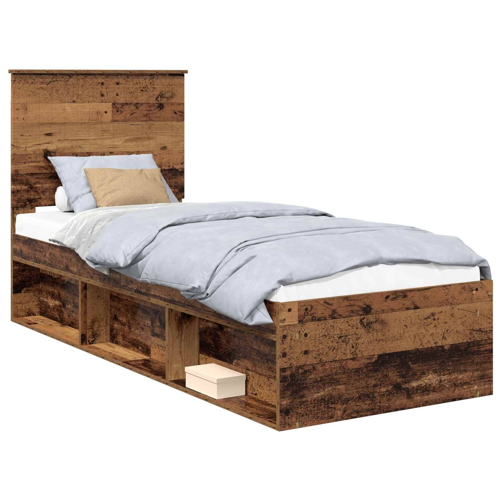 Ein Holzbett in Einzelgröße mit rustikaler Oberfläche, ausgestattet mit eingebauten Aufbewahrungsregalen darunter, einem schlichten Kopfteil und sorgfältig arrangierten Bettwäschestücken.