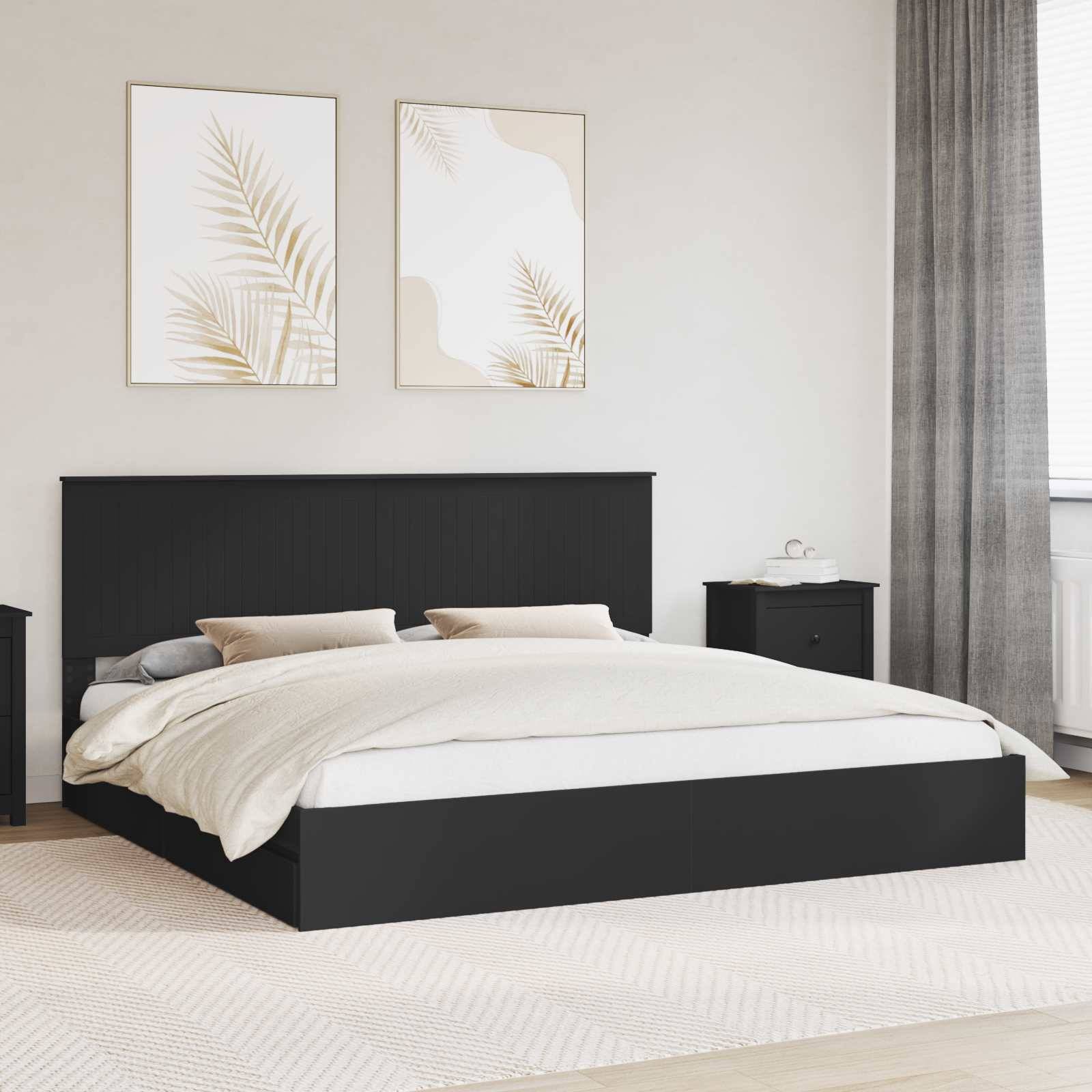 Ein modernes Schlafzimmer zeichnet sich durch ein schwarzes Bett mit weißer Bettwäsche aus, über dem zwei abstrakte Blattmalereien hängen, sowie passende schwarze Nachttische in einem gut beleuchteten Raum.
