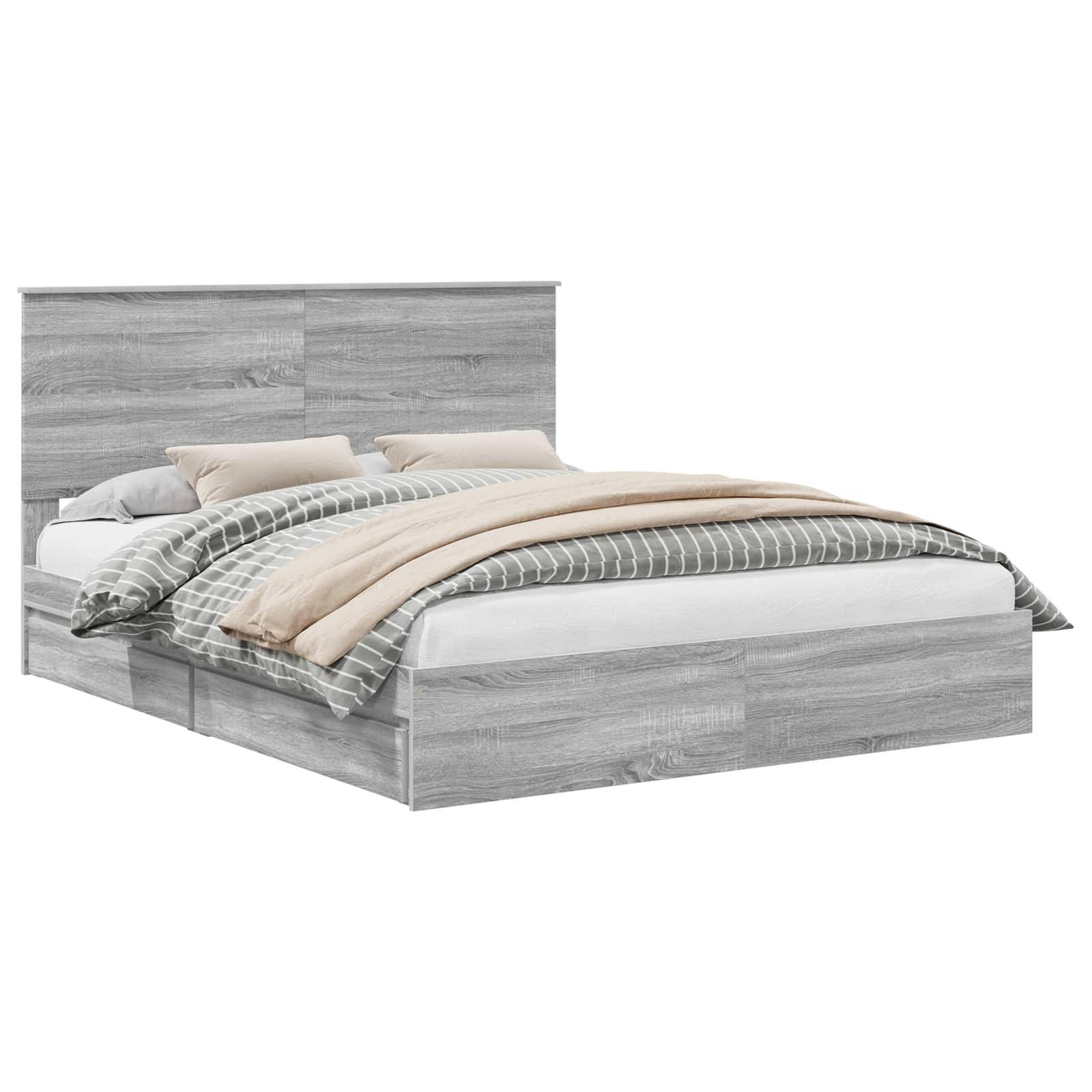 Ein graues Holzbett mit hohem Kopfteil, ordentlich bezogen mit gestreifter grau-beige Bettwäsche und zwei Kissen.