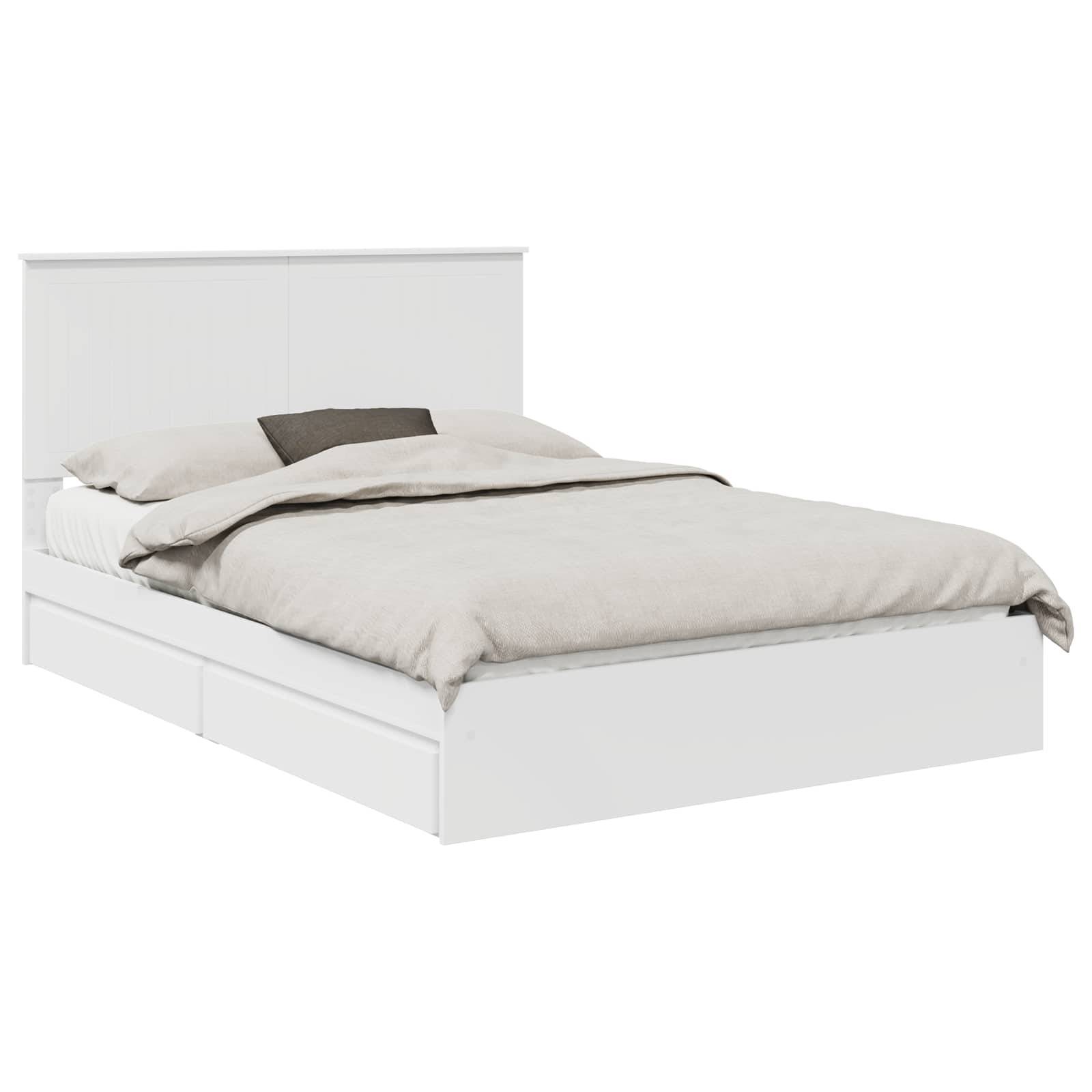 Ein weißes Holzbett mit hohem Kopfteil, ordentlich bezogen mit beiger Bettwäsche und einem grauen Akzentकissen, aus einem Winkel aufgenommen.
