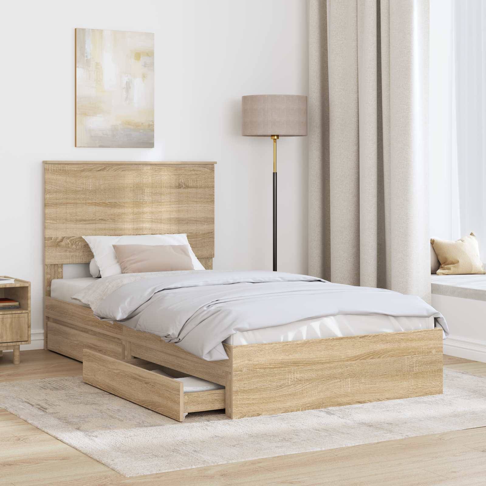 Modernes Schlafzimmer mit einem Holzbett mit ausziehbaren Schubladen, beigefarbener Bettwäsche, einem passenden Nachttisch, einer hohen Stehlampe und einer Fensterbank.