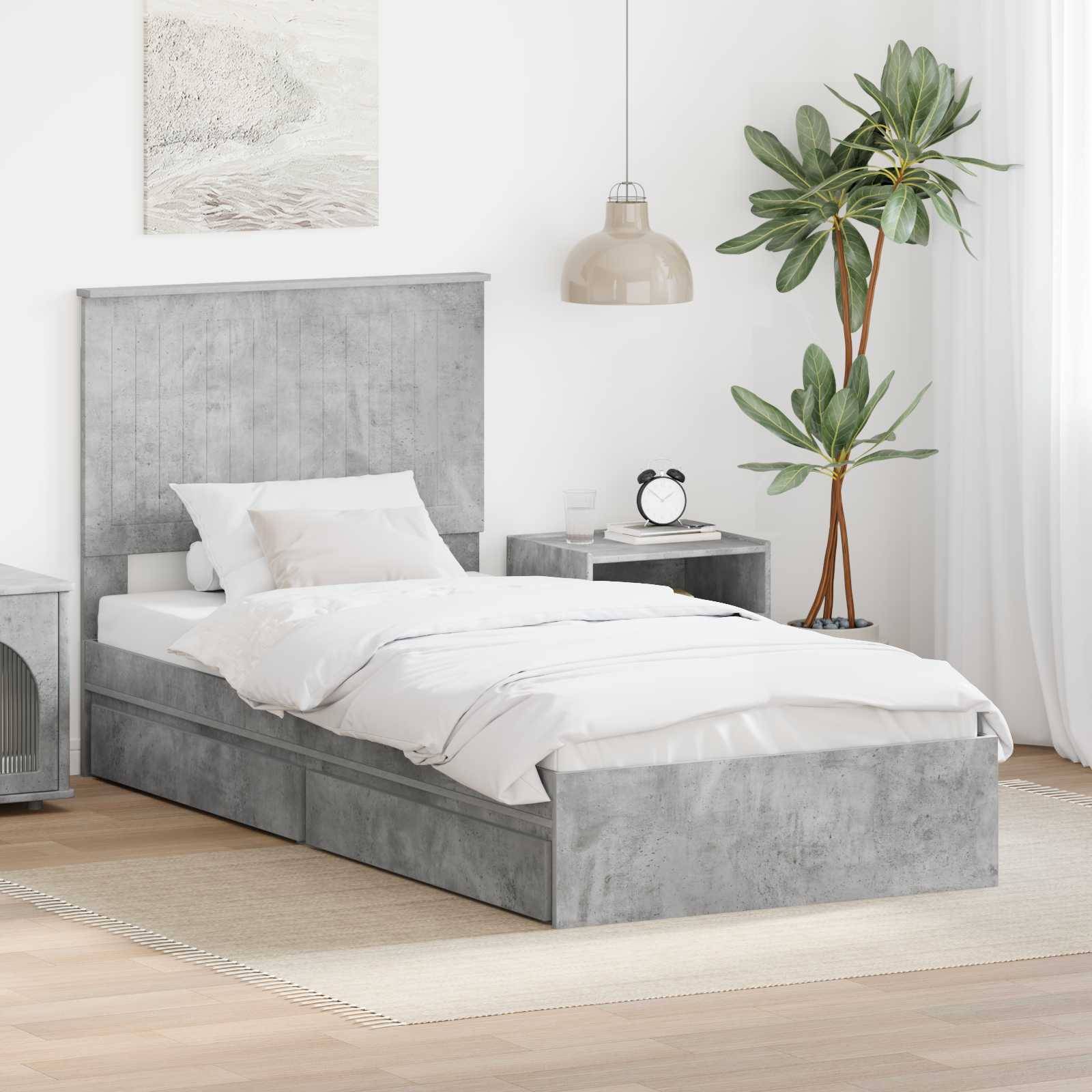Ein modernes Schlafzimmer mit einem grauen Bett, weißer Bettwäsche, hellen Holznachttischen, einer Pendelleuchte und einer Topfpflanze in einer hellen, minimalistischen Umgebung.