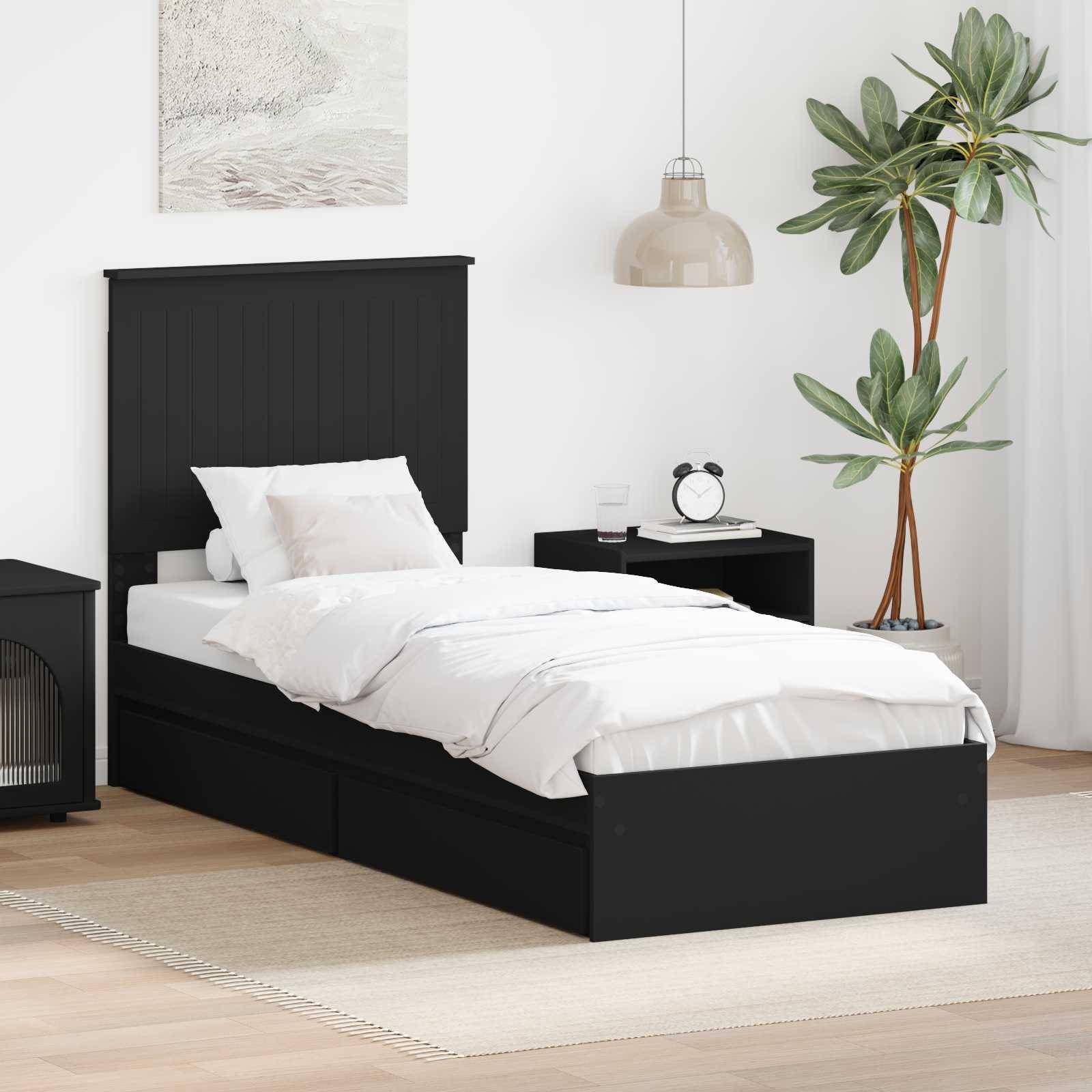 Ein modernes Schlafzimmer mit einem schwarzen Bett mit weißer Bettwäsche, einem Nachttisch mit einer Lampe und Büchern sowie einer Topfpflanze in der Ecke.