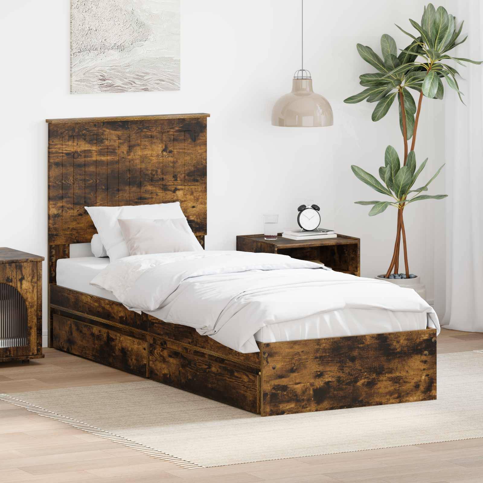 Ein rustikales Holzeinzelbett mit weißer Bettwäsche steht in einem minimalistischen Schlafzimmer mit einem Nachttisch, einer Topfpflanze und einer Wandleuchte.