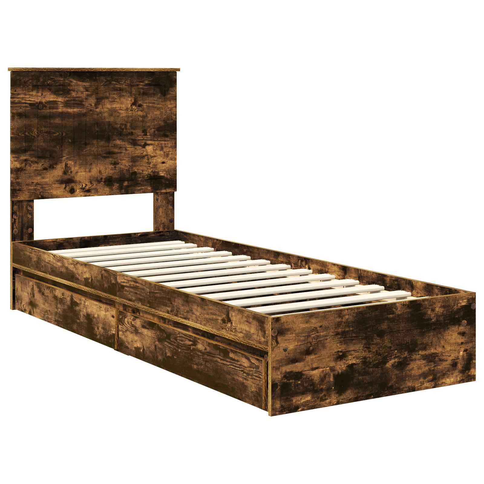 Ein rustikales Holz-Einzelbett mit einem hohen Kopfteil und Schubladen darunter, schräg von der Seite aufgenommen.