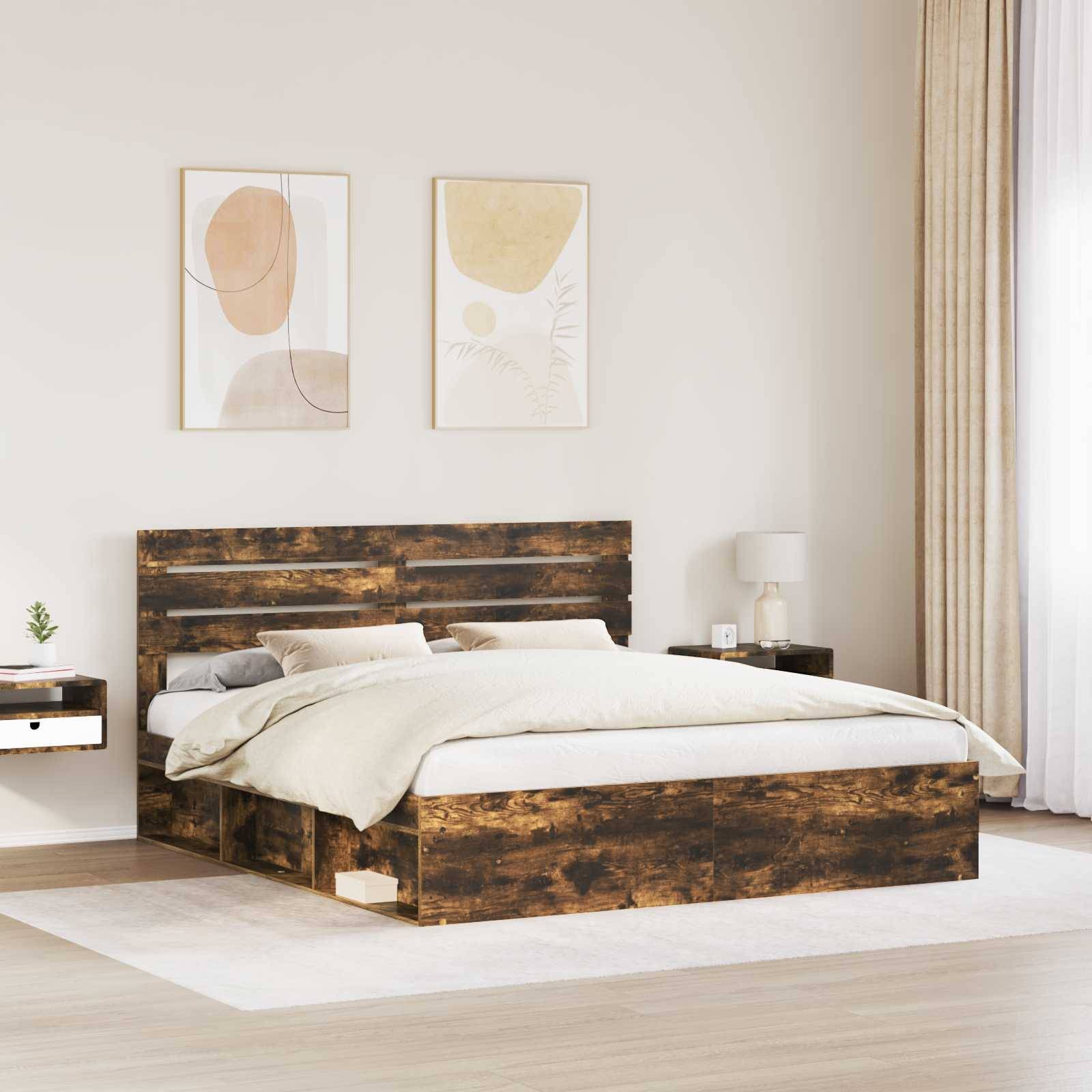 Ein modernes Schlafzimmer mit einem Holzbett mit rustikaler Oberfläche, weißer Bettwäsche und Nachttischen. Zwei abstrakte Kunstwerke hängen über dem Bett.